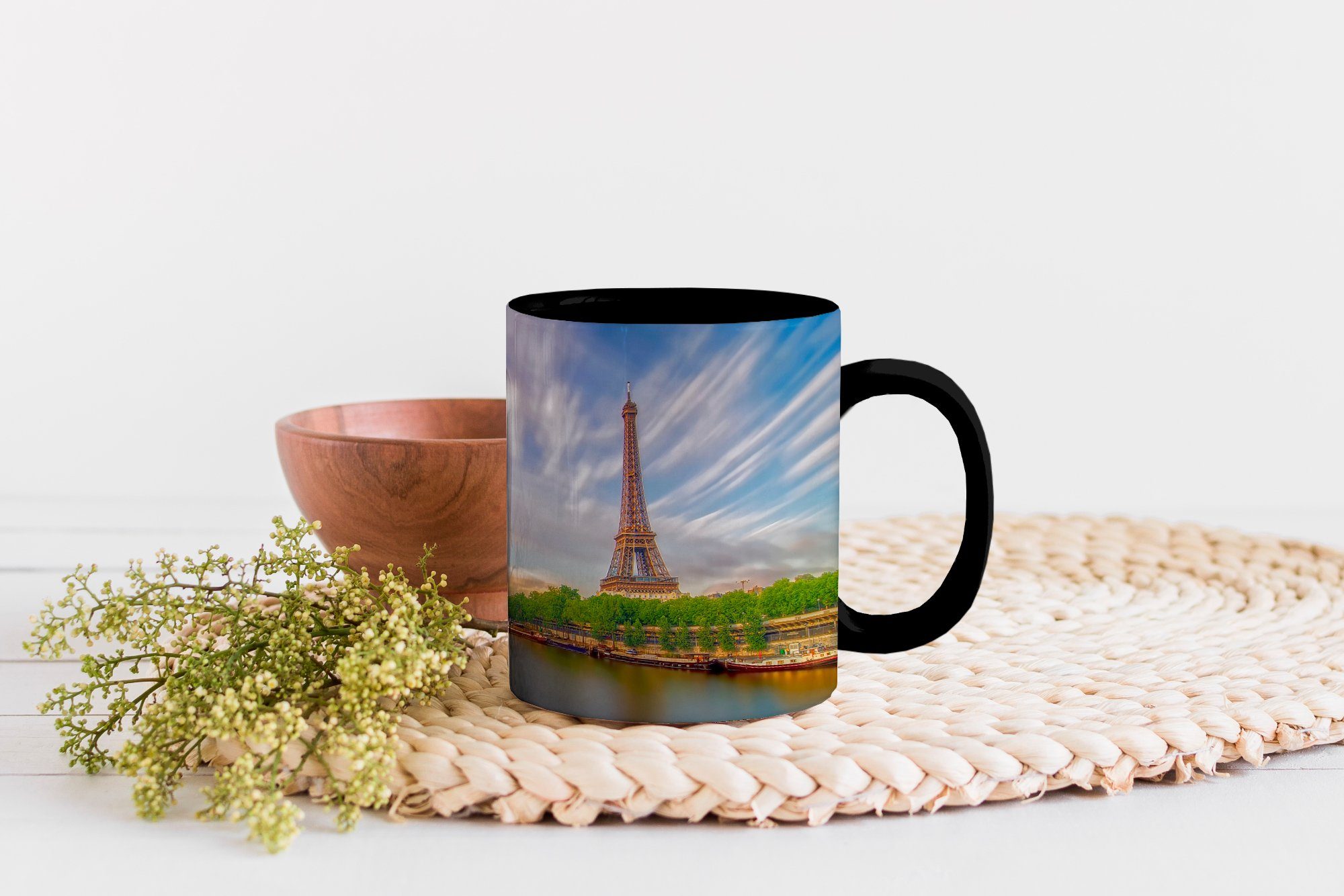 MuchoWow Tasse Farbenprächtige Wolken und Kaffeetassen, Farbwechsel, Keramik, der Eiffelturm Ferne, Geschenk Zaubertasse, Teetasse, in der