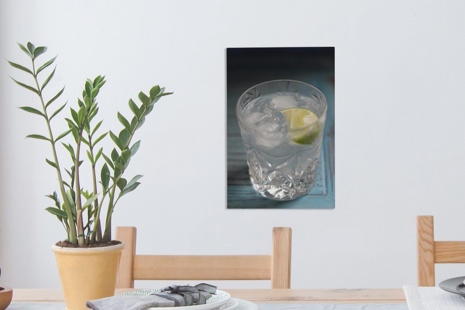 Leinwandbild (1 Tisch, OneMillionCanvasses® 20x30 blauen inkl. St), Zackenaufhänger, cm Gin Gemälde, fertig auf Ein einem Tonic Leinwandbild bespannt