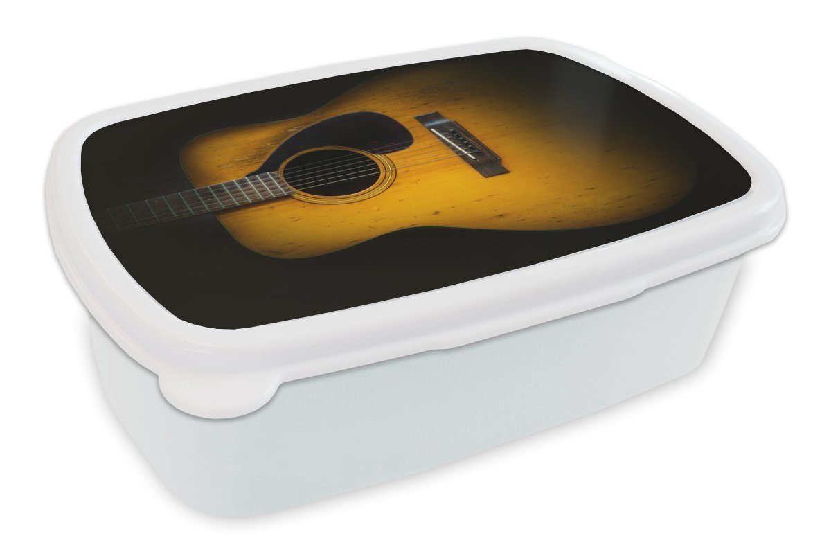 MuchoWow Lunchbox Alte akustische Gitarre auf dunklem Hintergrund, Kunststoff, (2-tlg), Brotbox für Kinder und Erwachsene, Brotdose, für Jungs und Mädchen weiß