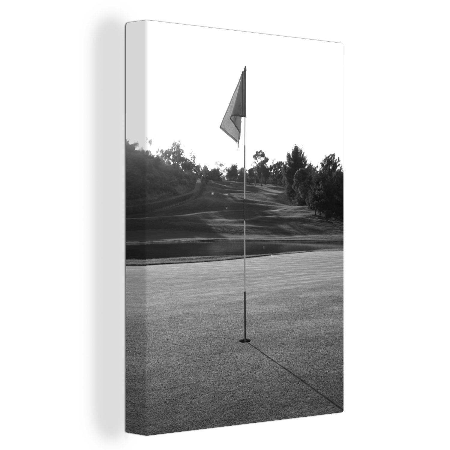 OneMillionCanvasses® Leinwandbild Flagge im Loch auf dem Golfplatz - schwarz und weiß, (1 St), Leinwandbild fertig bespannt inkl. Zackenaufhänger, Gemälde, 20x30 cm