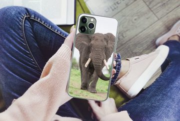 MuchoWow Handyhülle Elefant - Tiere - Gras - Natur, Handyhülle Apple iPhone 11 Pro Max, Smartphone-Bumper, Print, Handy