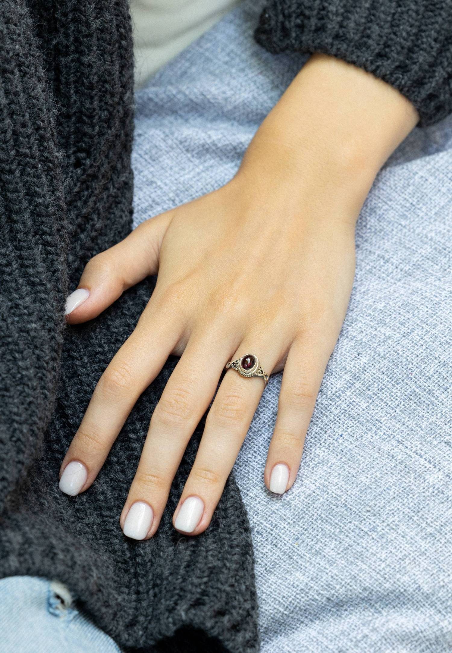 mantraroma Silberring BAGHIMI oval aus 925 Silber mit Granat (Ring mit Schmuckbeutel), Damenring aus 925er Silber