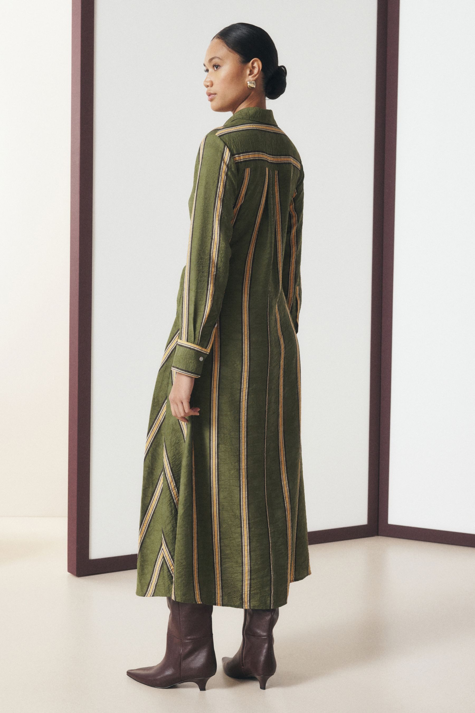 Next Hemdblusenkleid Langärmeliges Midi-Hemdkleid mit Bindegürtel (1-tlg) – Bild 2 von 5