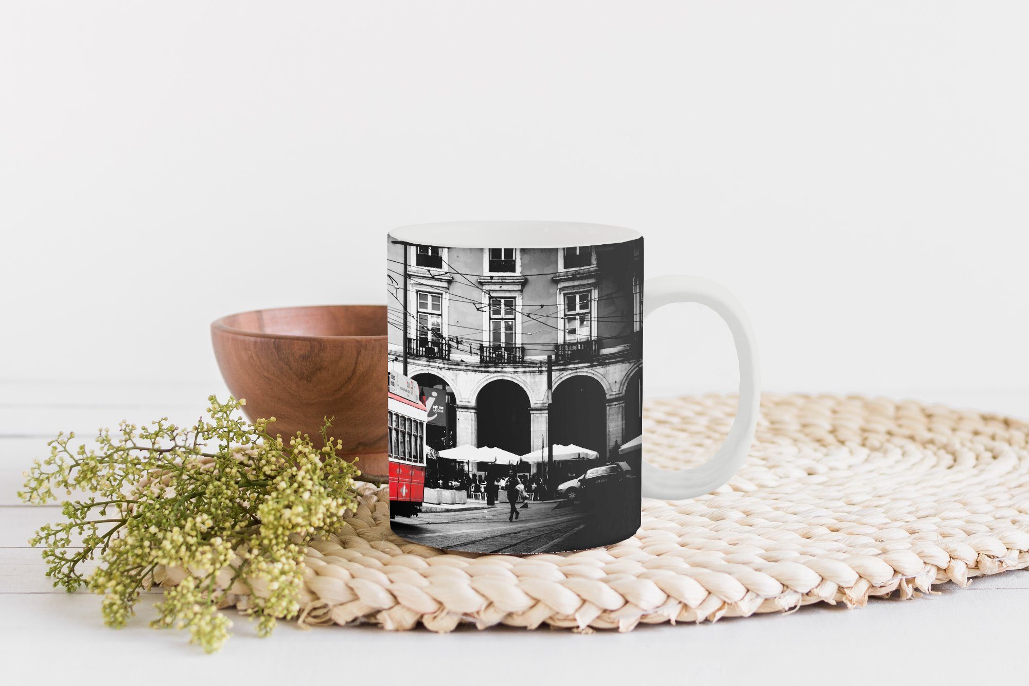 einer roten MuchoWow Kaffeetassen, Teetasse, Becher, mit Geschenk Schwarz-Weiß-Foto Straßenbahn, Tasse Keramik, Teetasse,