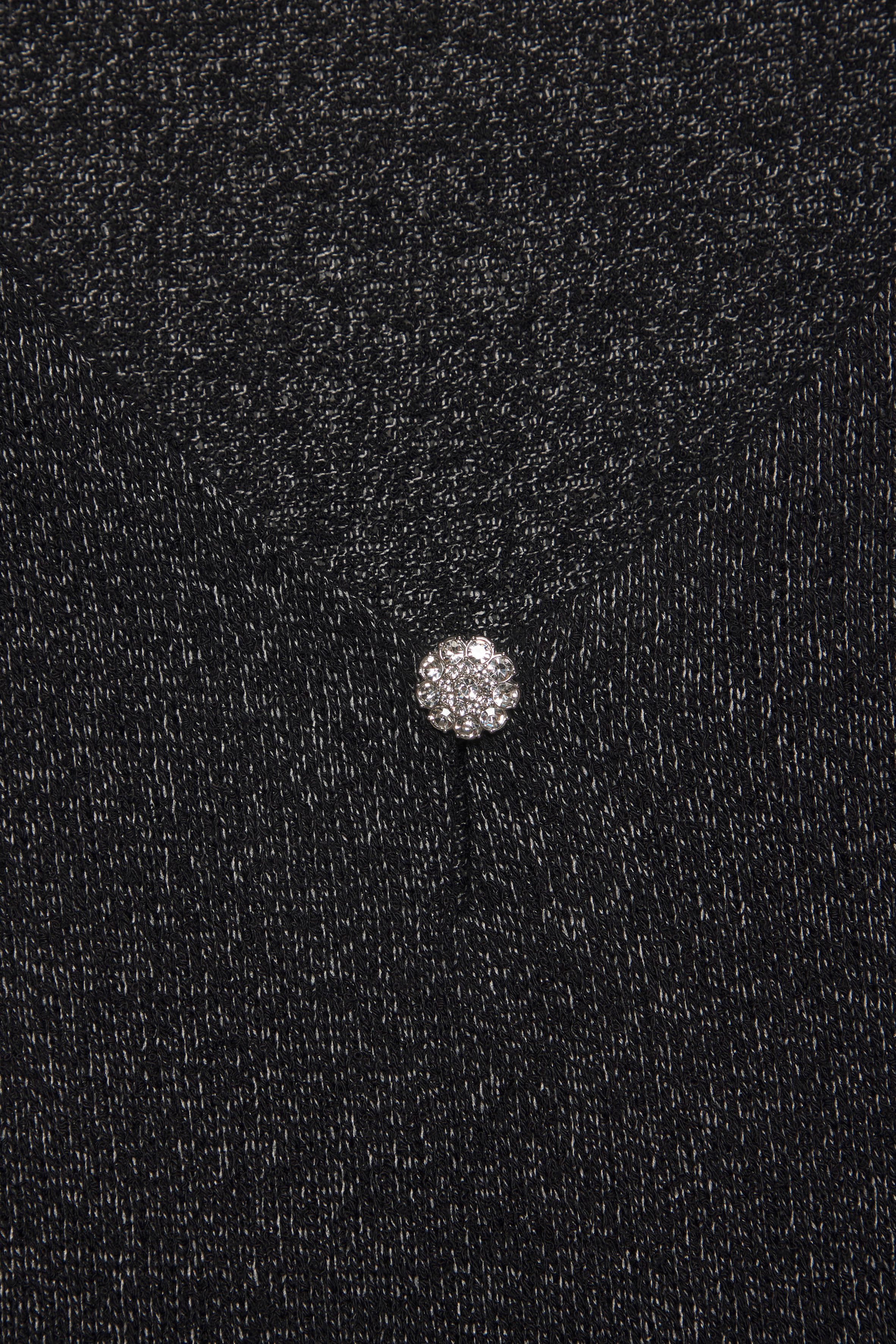 LASCANA Kurzarmshirt mit Strassknopf in Blütenform aus Feinstrick in Melange Optik – Bild 5 von 5