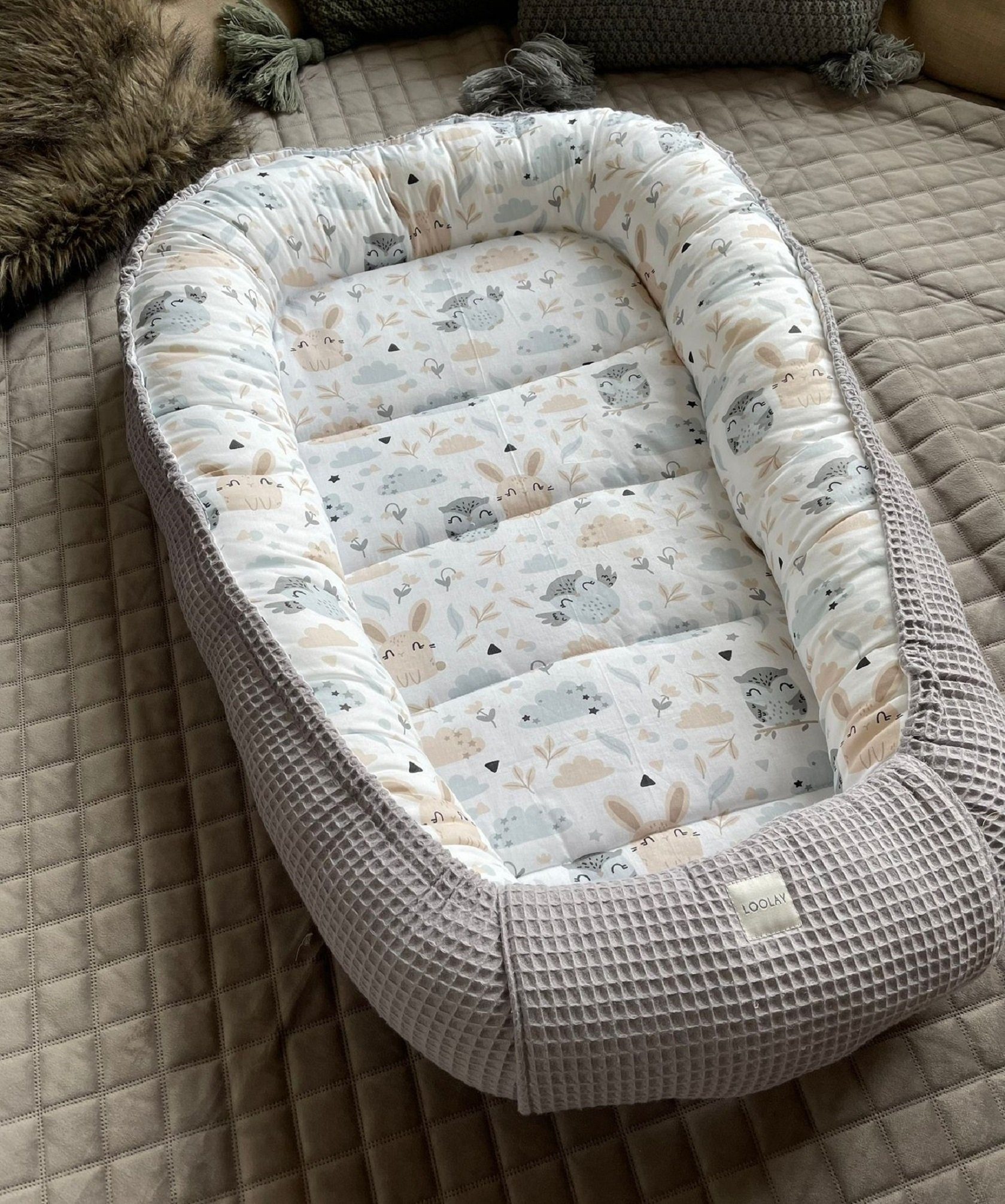 Loolay Bettnestchen GRAU Waffelpique/ HASE Beige Weiß BABYNEST Babyausstattung Neugeborene, (Super BABYGESCHENK Reisebett Nestchen SOLO/ o. in PREMIUM Geschenk SETS, 1-tlg., 4 Jahreszeiten ATMUNGSAKTIVER WAFFELSTOFF), LOOLAY® - 100% Europäische Stoffe und Kleinserien-Nähen!