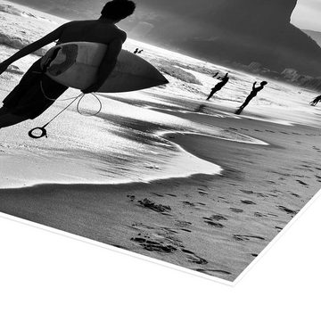 Posterlounge Poster Editors Choice, Zwei Surfer am Strand, Badezimmer Maritim Fotografie