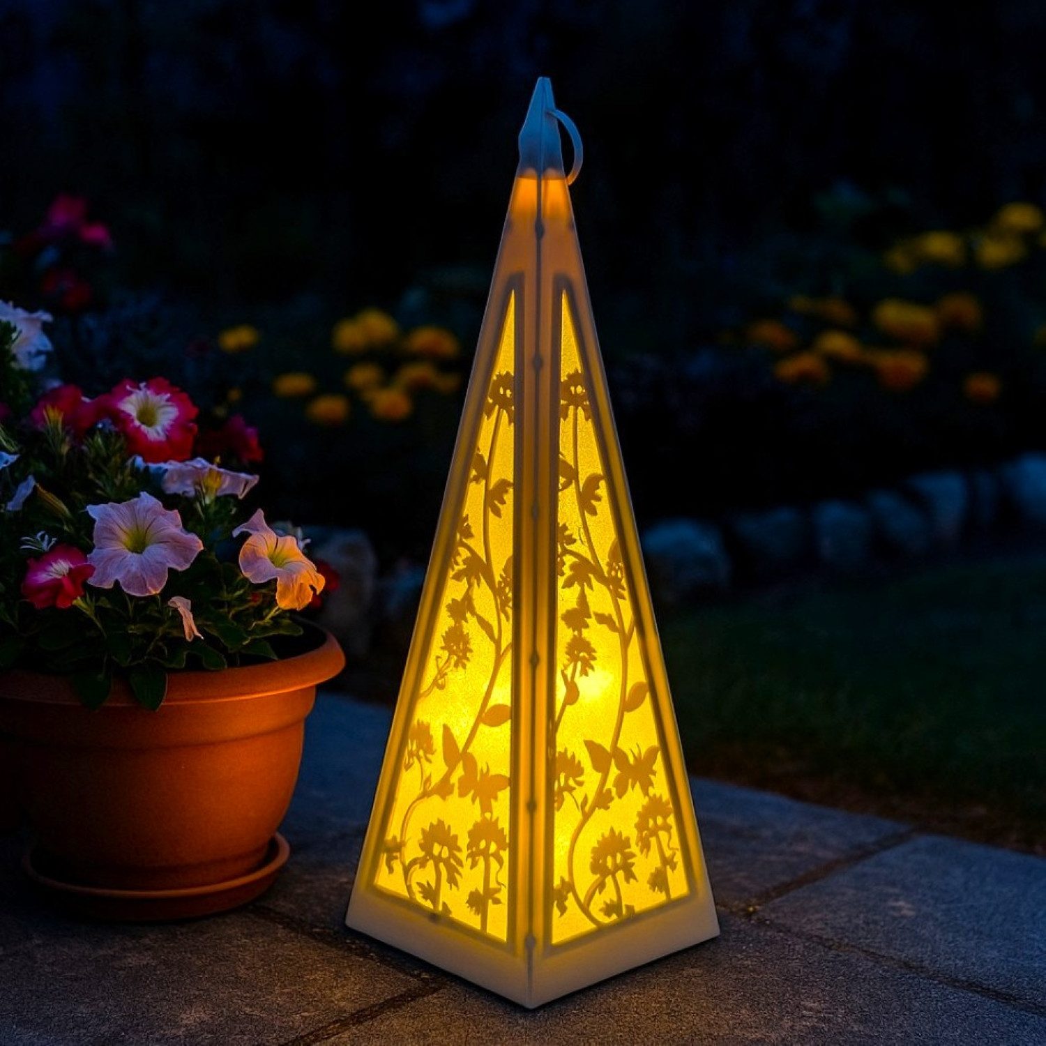 Online-Fuchs LED Laterne Pyramide mit Schmetterlingen & Blumen für draußen günstig online kaufen