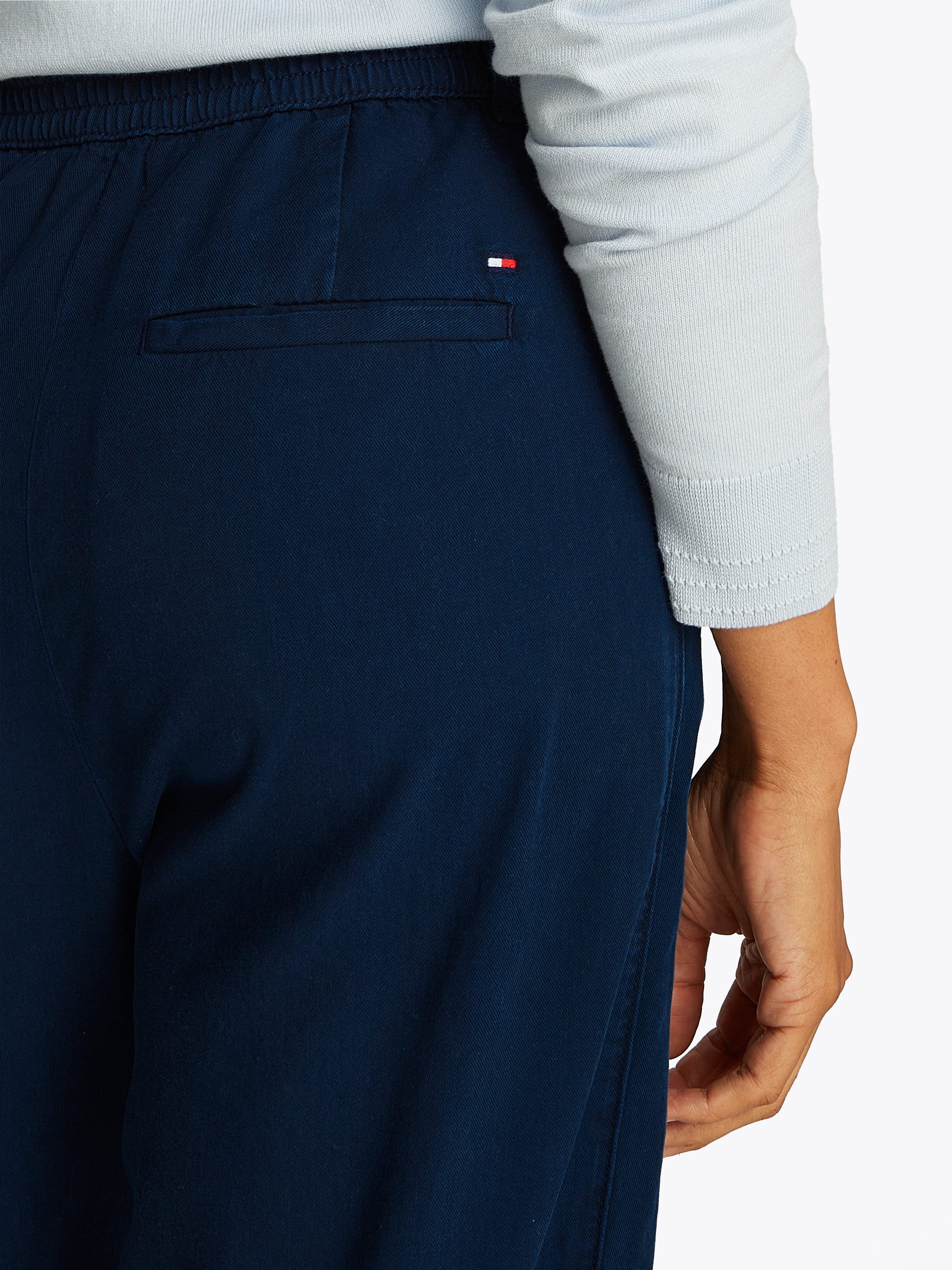 Tommy Hilfiger Chinohose CO TENCEL RLXD STR PULL ON CHINO mit Logostickerei günstig online kaufen