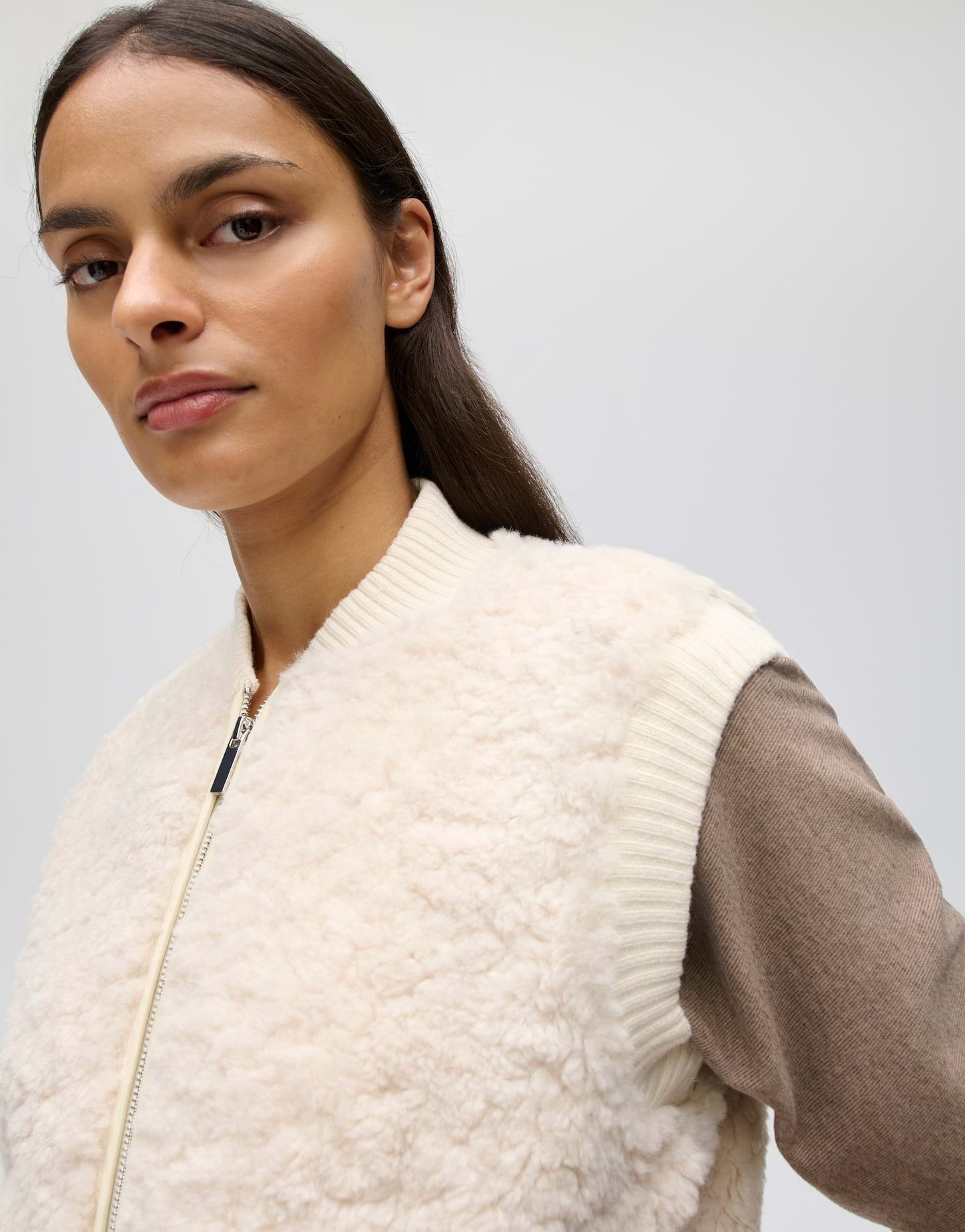 OPUS Sweatweste Gaste aus Teddyfell mit Blousonkragen Verkürzte, gerade Silhouette aus flauschigem Teddyfell – Bild 4 von 5