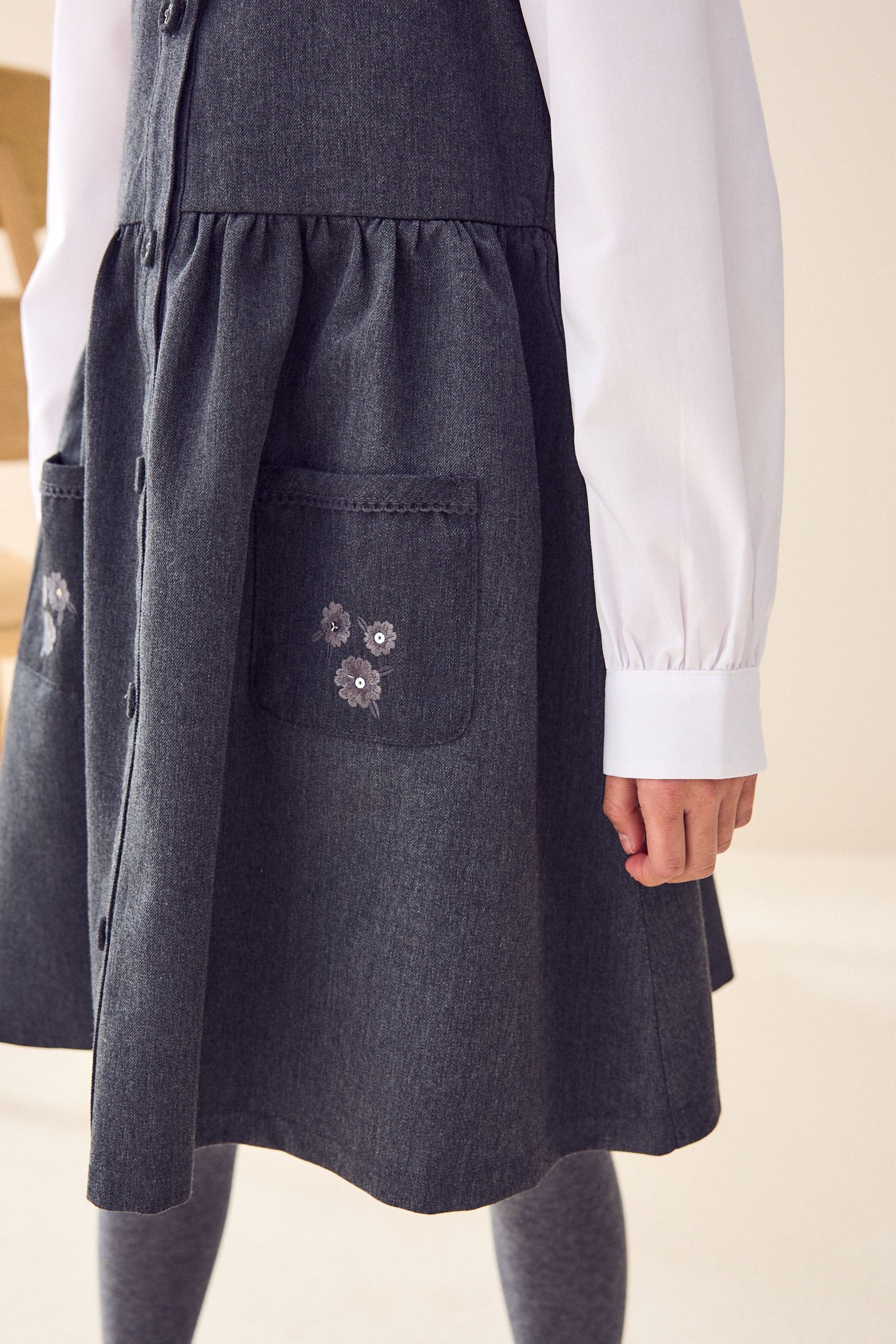 Next Latzkleid Geknöpftes Latzkleid für die Schule mit Stickerei (1-tlg)