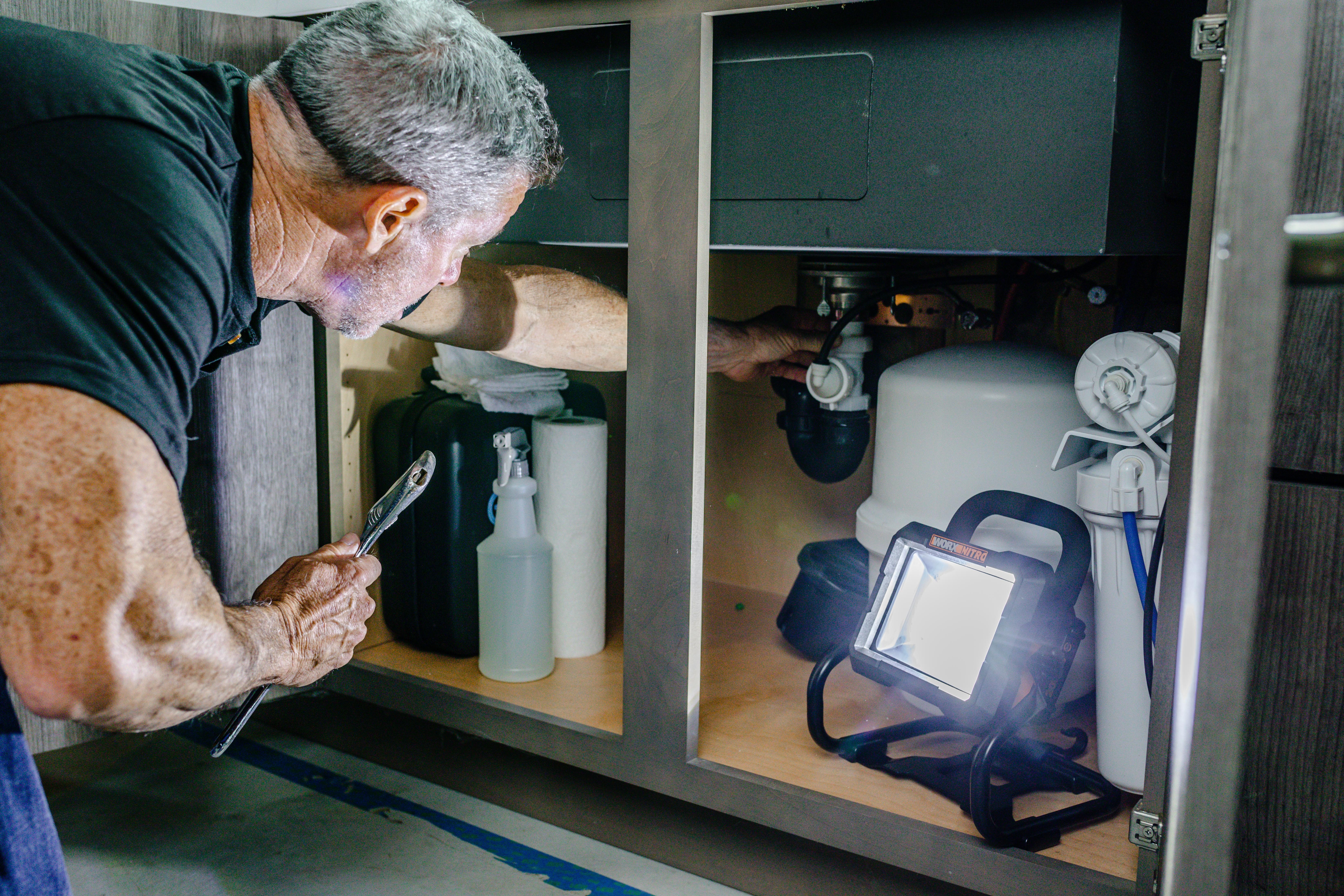 Worx LED Arbeitsleuchte WX026.9 NITRO, LED fest integriert, Neutralweiß, 360 Grad schwenkbar, ideale Arbeitsbeleuchtung, ohne Akku & Ladegerät