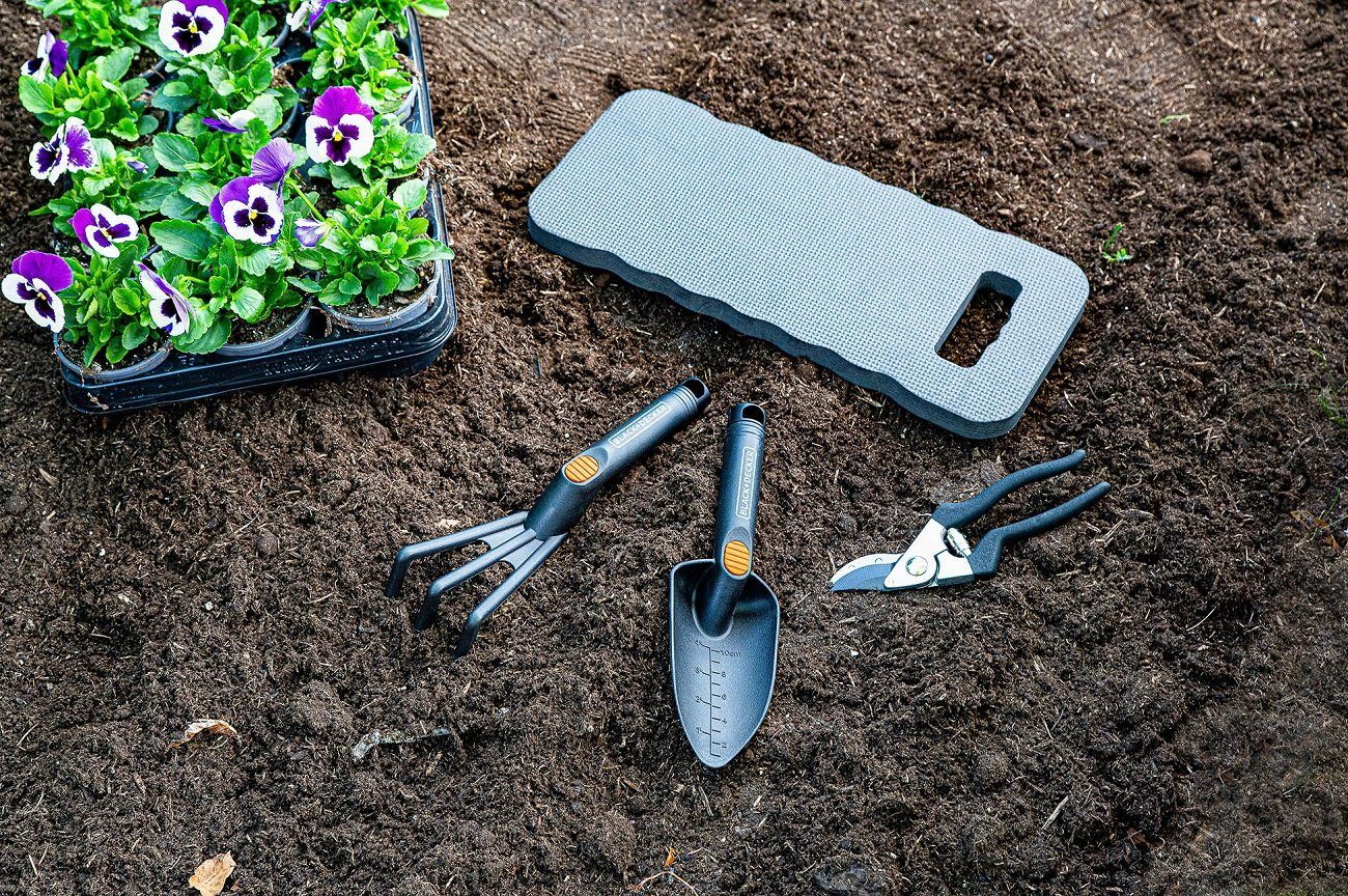 Black + Decker Gartenpflege-Set Kelle, Kultivierer, Gartenschere und Kniematte, 4-teiliges Gartenwerkzeug-Set