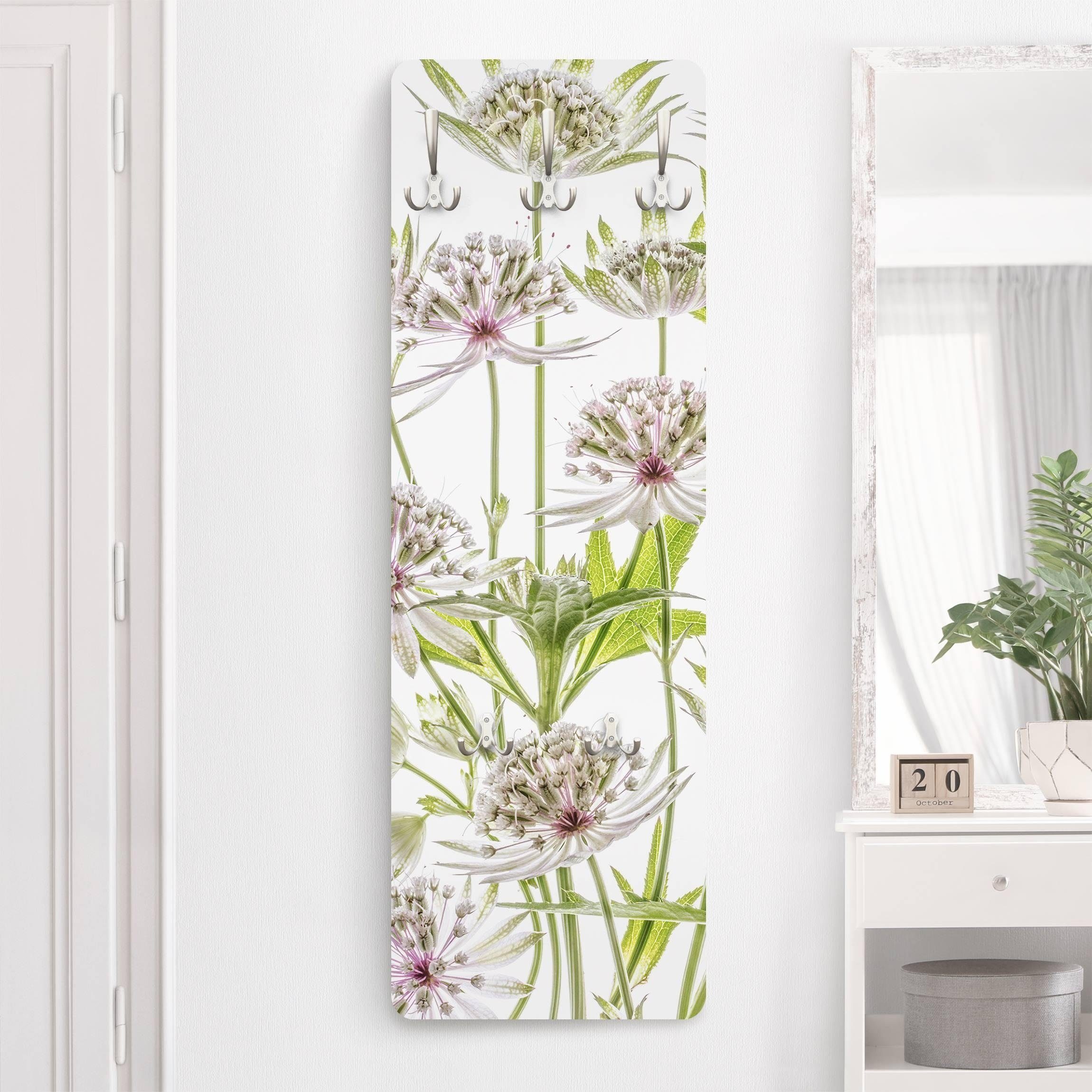 Bilderdepot24 Garderobenpaneel grün Blumen Floral Große Sterndolden Design (ausgefallenes Flur Wandpaneel mit Garderobenhaken Kleiderhaken hängend), moderne Wandgarderobe - Flurgarderobe im schmalen Hakenpaneel Design