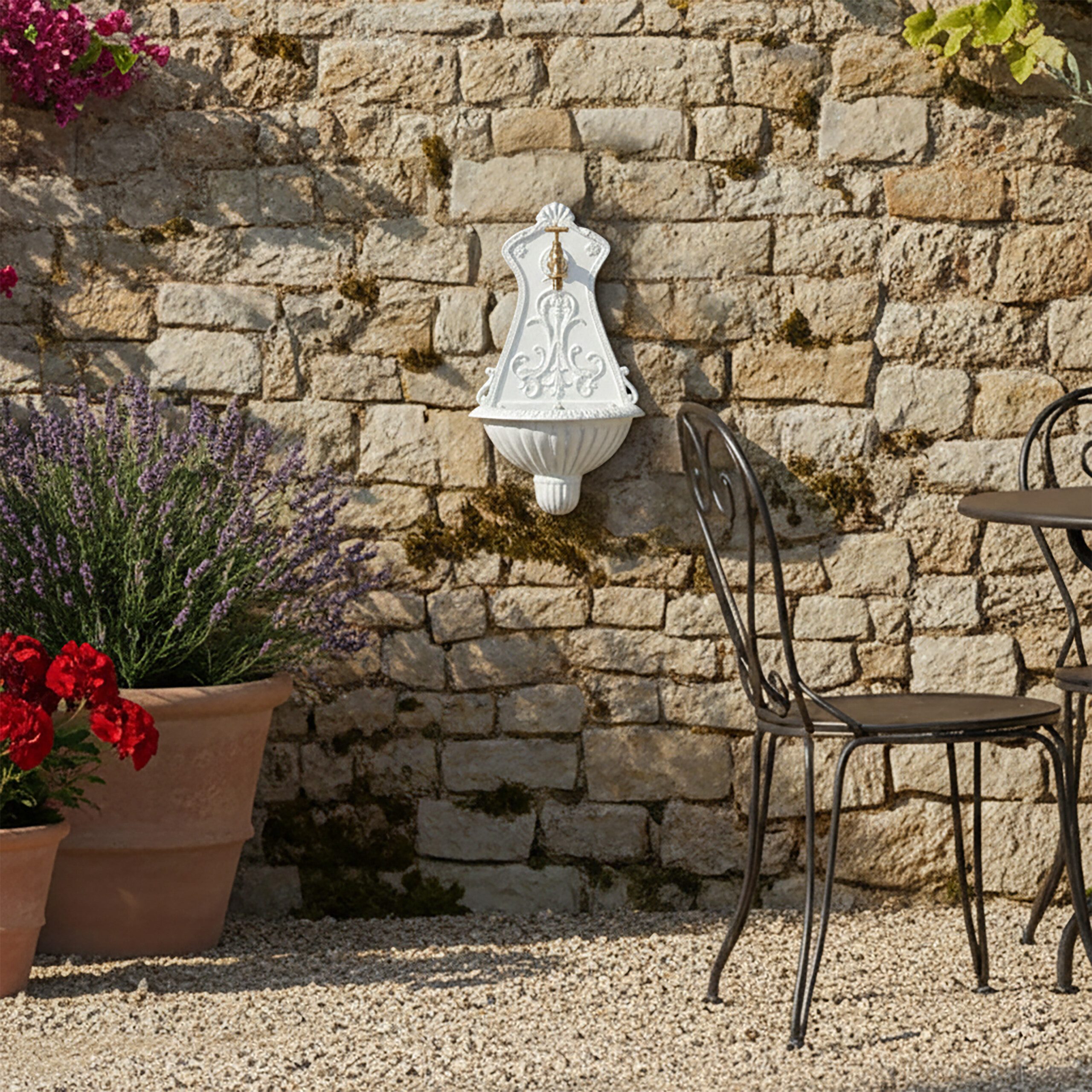 relaxdays Gartenbrunnen Wandbrunnen mit Verzierung, 24.5 cm Breite, Wasserbecken BxT: 20x8.5 cm, weiß