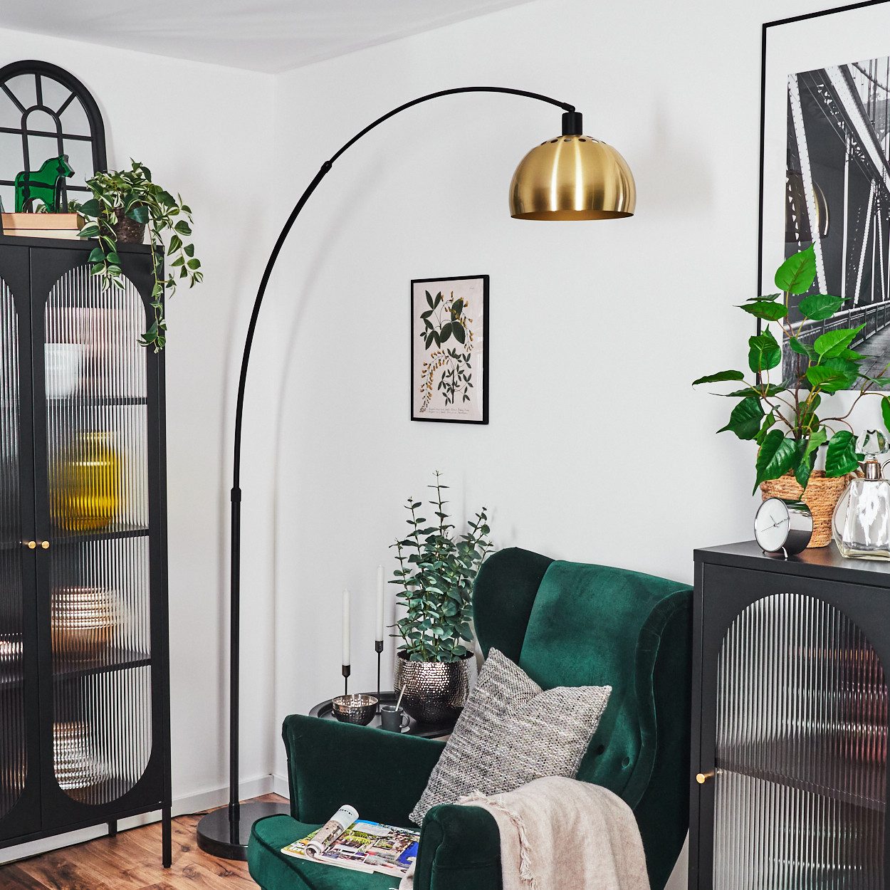 hofstein Bogenlampe Stehlampe Metall in Schwarz/Messing gebürstet/Gold im Retro-Design, verstellbare Stehleuchte mit Marmorfuß, Lichteffekt, Fußschalter, E27