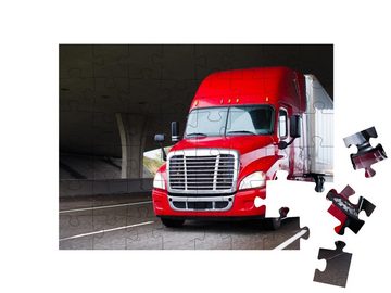 puzzleYOU Puzzle Ein Sattelzug fährt unter einer Brücke hindurch, 48 Puzzleteile, puzzleYOU-Kollektionen Trucks & LKW