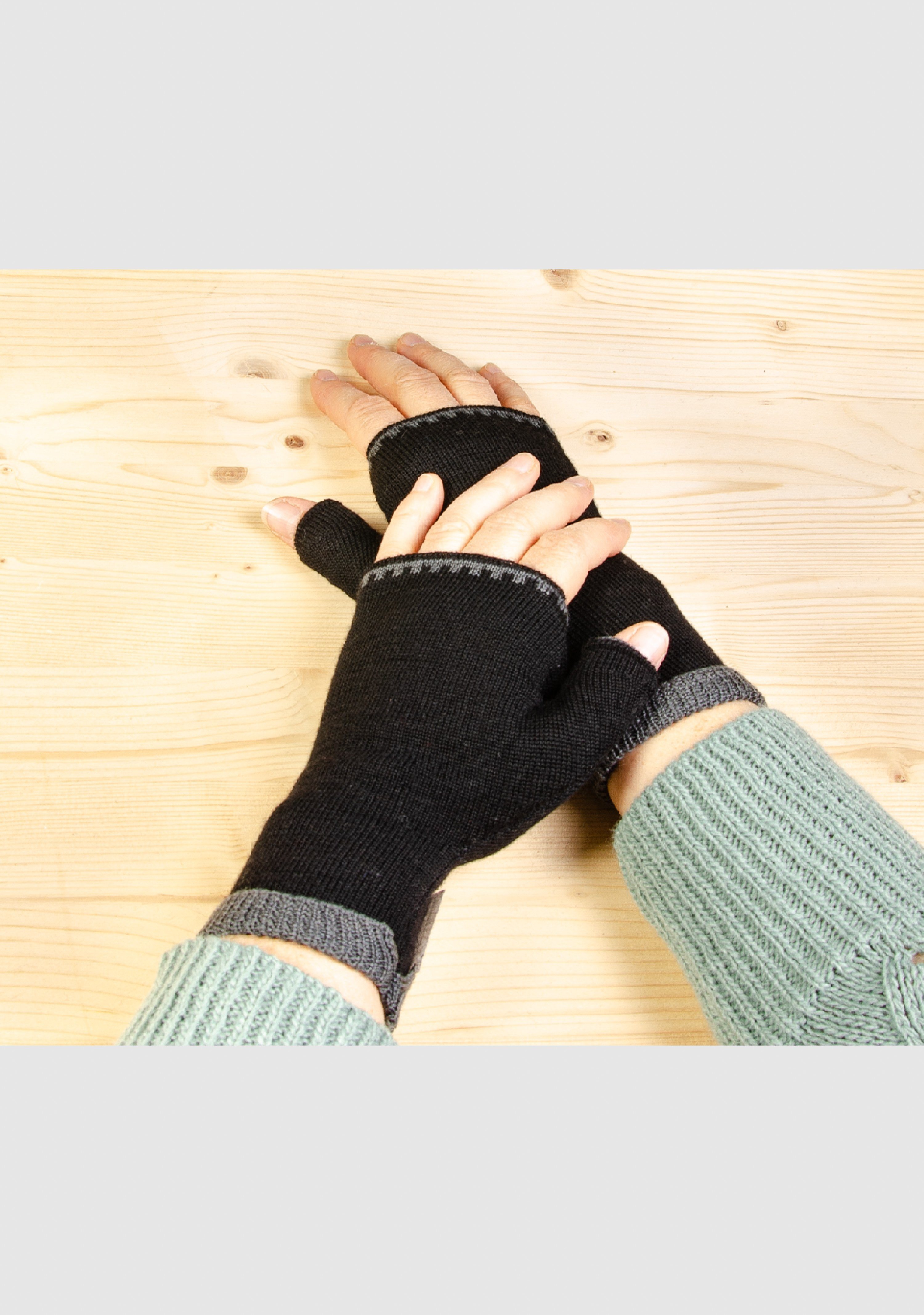 LANARTO slow fashion Strickhandschuhe schwarz schönen Merino mit Farben Handwärmer in Daumen