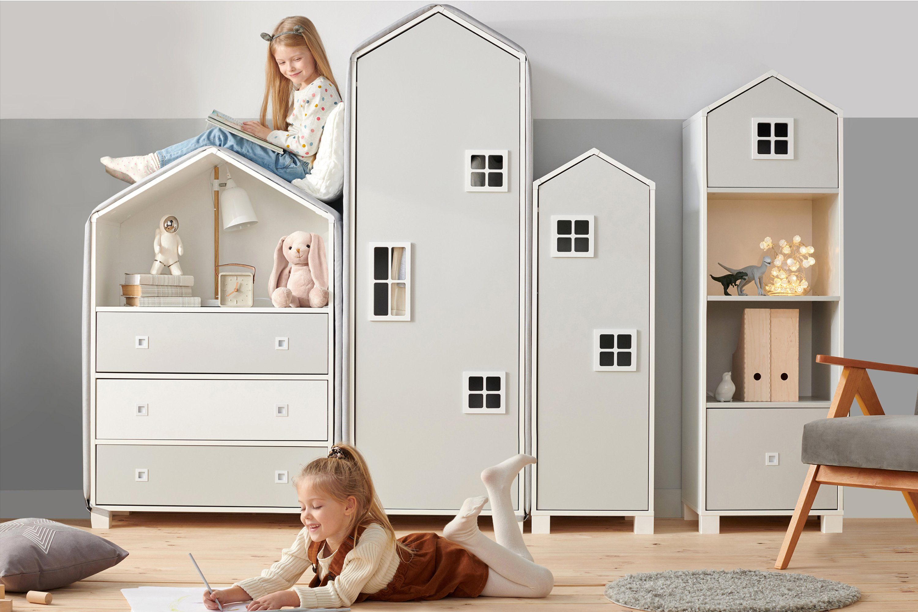 Türen, Fenster Spielzeugschrank 3 Kinderkleiderschrank weiß Drehtürenschrank Konsimo mit mit MIRUM Einlegeböden, Schrank Hausform Grifffunktion / grau