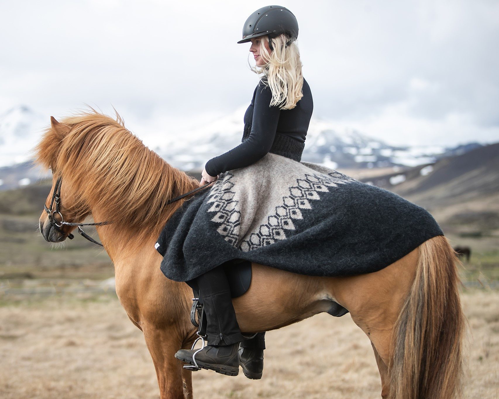 KIDKA Strickponcho - Reitponcho - Nordische Woll-Poncho-Jacke Schurwolle - Wintermantel - aus rauer isländischer Schurwolle