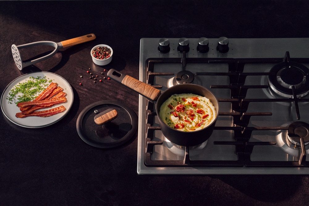 RESTO Kitchenware Kasserolle Mon, Topf 1,4 l, antihaftbeschichtet und spülmaschinenfest, Aluminium (2-tlg), mit Glasdeckel und stoßdämpfendem Silikonrand, im Geschenkkarton