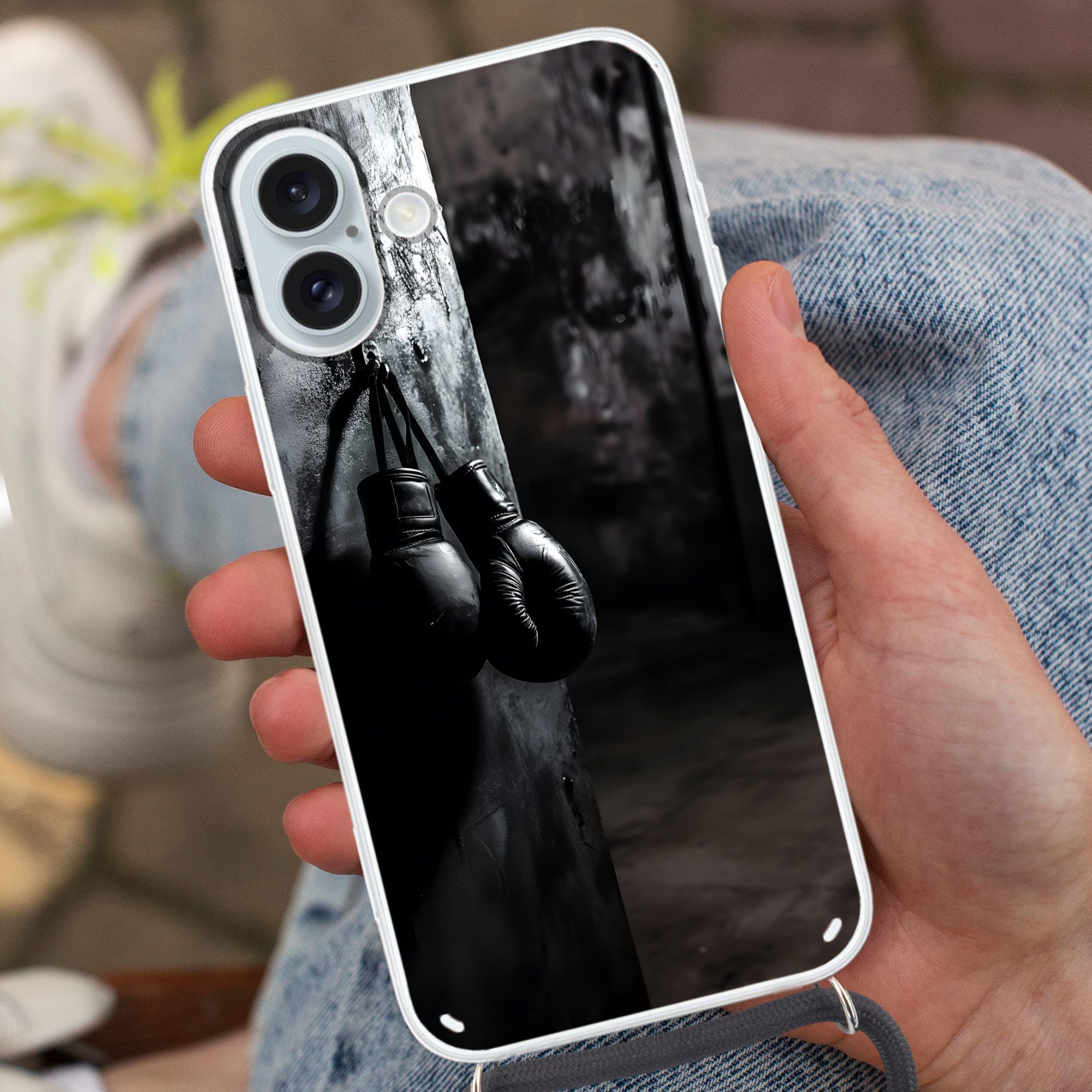 MuchoWow Handyhülle für Apple iPhone 16 Plus Boxhandschuhe - Wand - Dunkel - Schwarz, Tragbare Handyhüllen mit Kette zum umhängen, Handykette Handyband