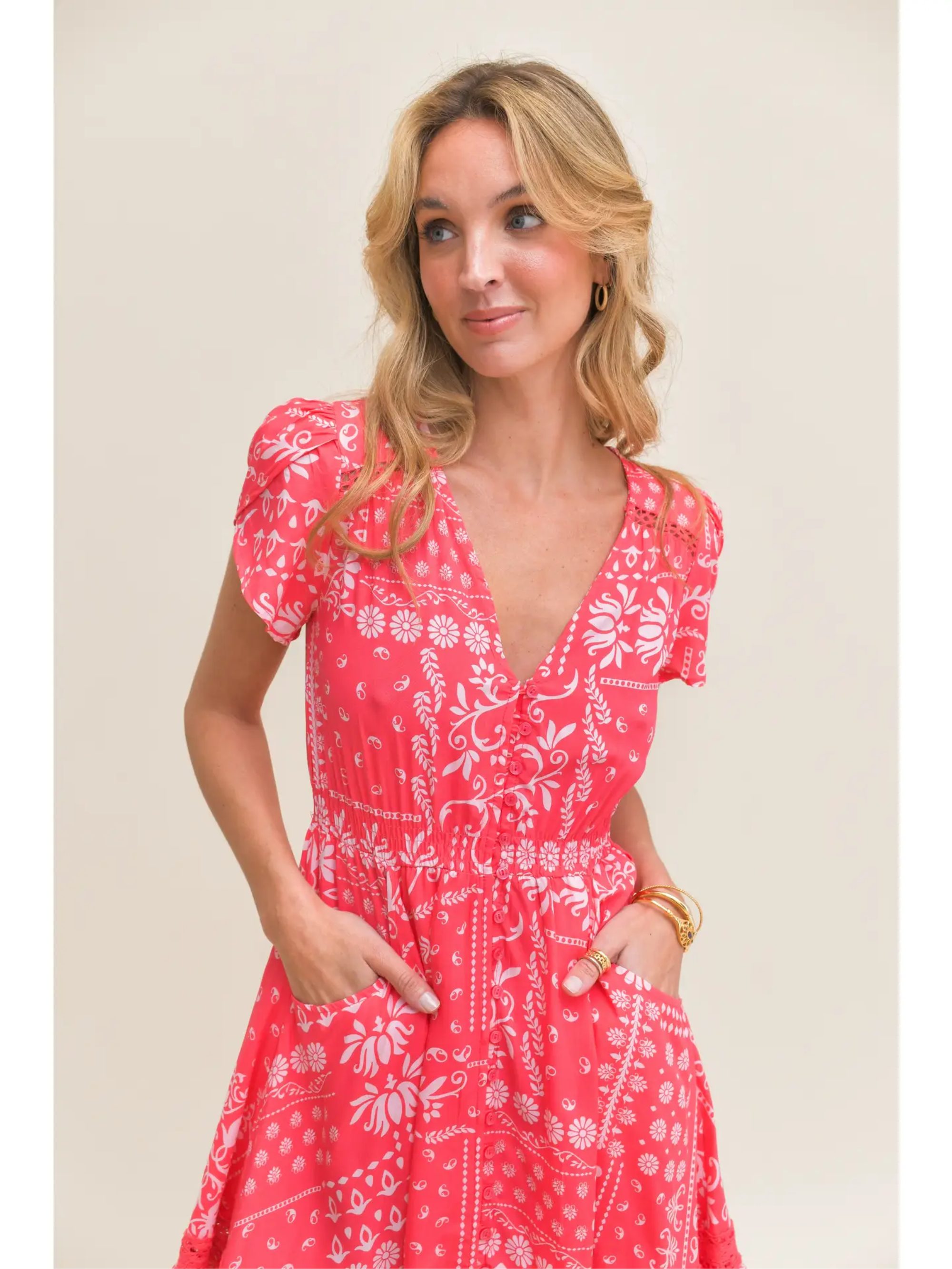ANNIS Fashion & Accessoires Sommerkleid "CORAL BREEZE" v. Jaase (1-tlg) Minikleid mit Paisley-Print, Häkelborte und Taschen, Viskose
