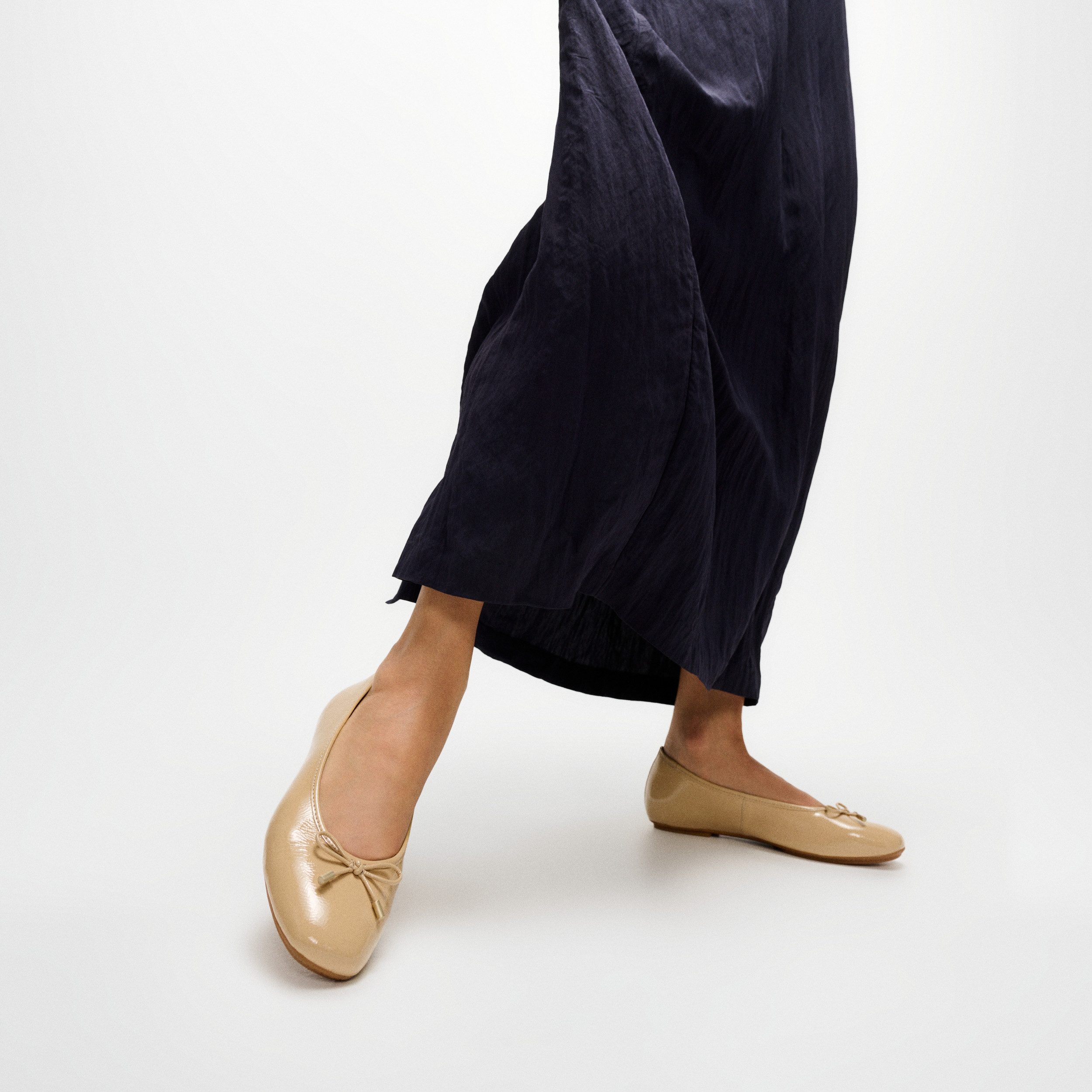 Fitflop DELICATO BOW TEXTURED PATENT-LEATHER BALLET FLATS Ballerina Businessschuh, Schlupfschuh mit dezenter Zierschleife