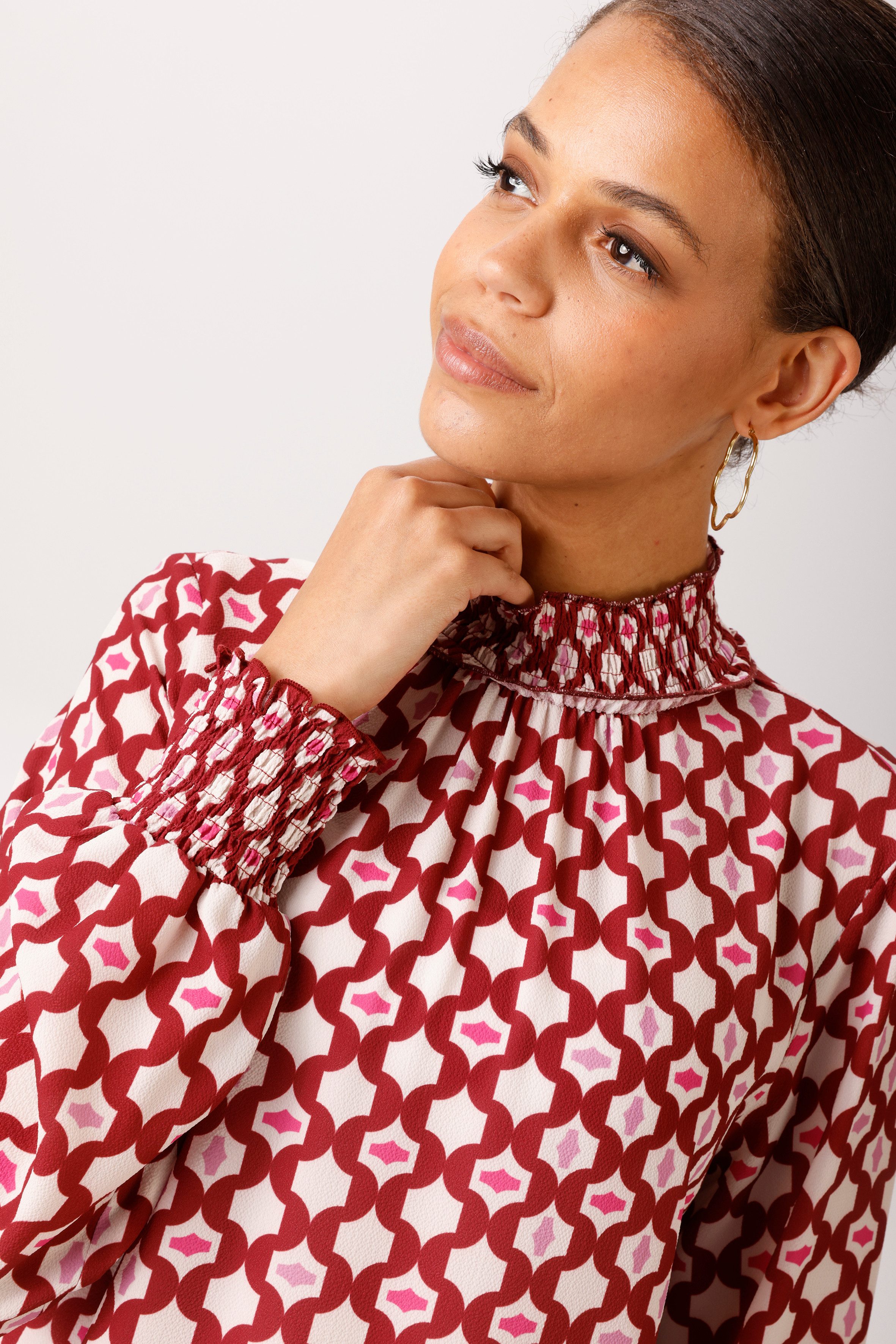 Aniston CASUAL Schlupfbluse mit trendfarbenem Retro-Druck - NEUE KOLLEKTION – Bild 3 von 5