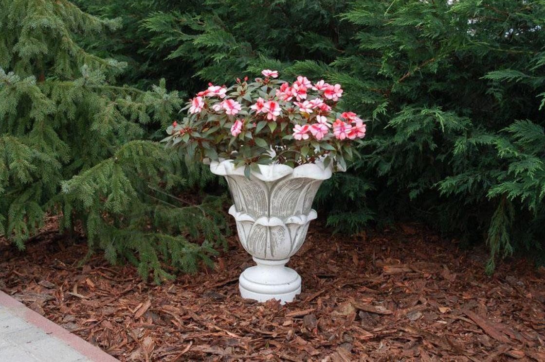 JVmoebel Pflanzkübel Handgefertigter Gartenbrunnen aus hochwertigem Material für Deko (1 St), Made in Europa