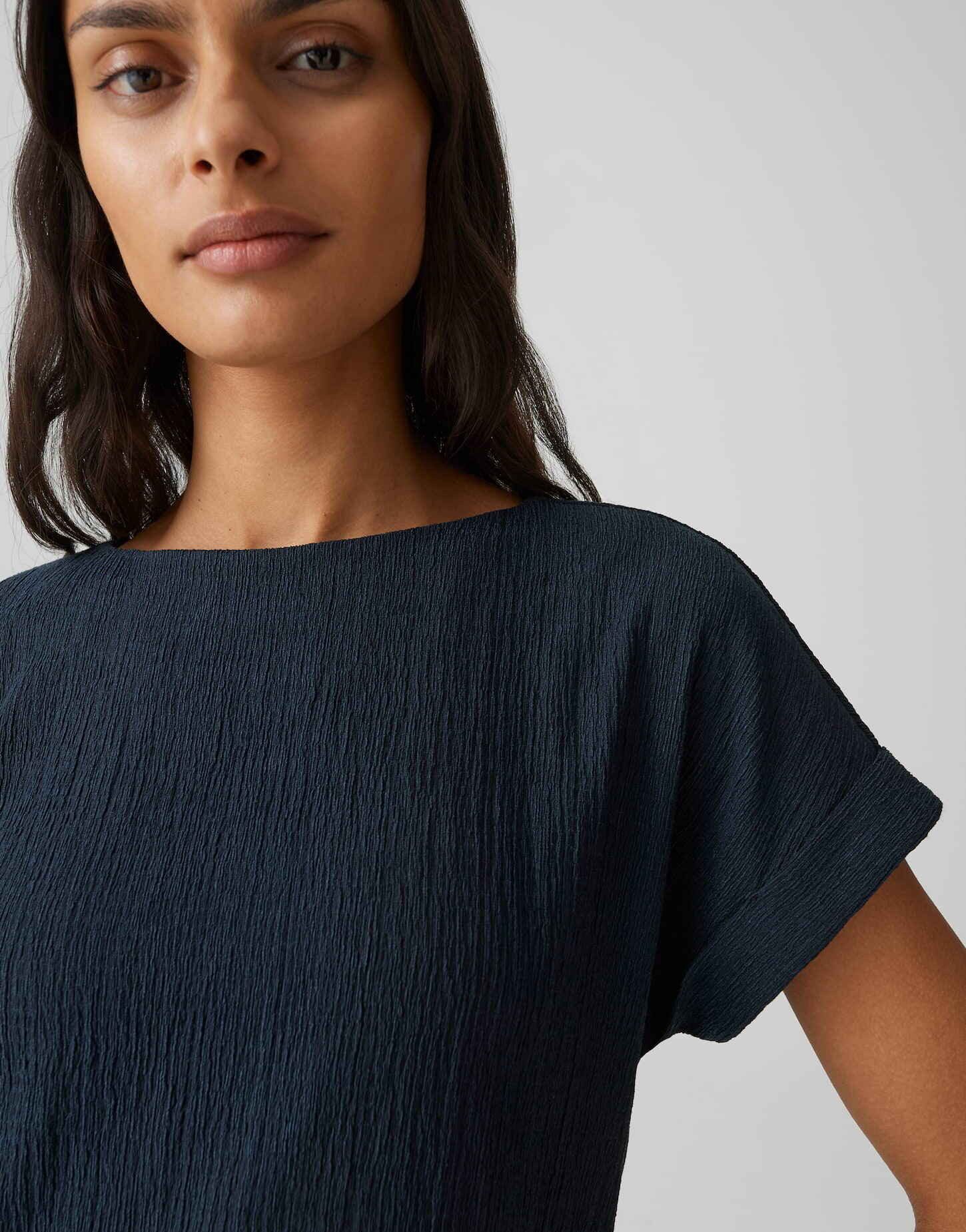 OPUS Kurzarmshirt Sikuro aus weichem Jersey mit Crinkle Effekt Der Aufschlag am Ärmel sorgt für eine entspannte Note – Bild 4 von 5