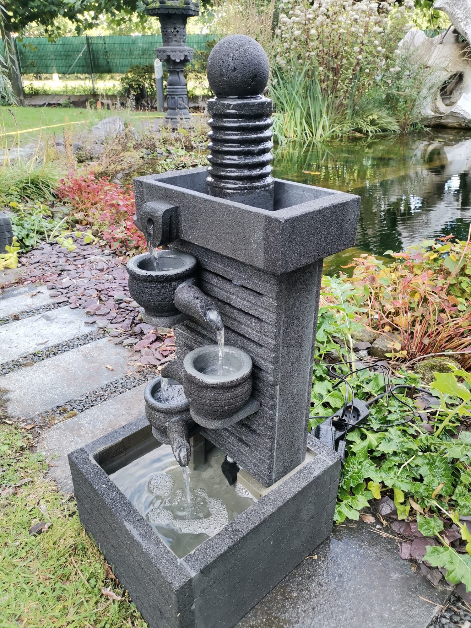 IDYL Gartenbrunnen Lavastein-Brunnen Beleuchtung, Wasserspiel mit mit Handarbeit IDYL witterungsbeständig leichten Einschüssen Naturprodukt