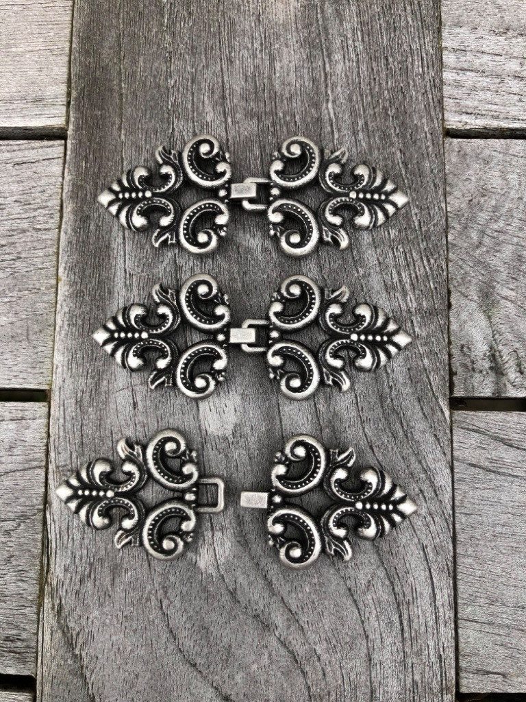 Hartmann-Knöpfe Knopf 3 Stück flache altsilber Metall Zierverschlüsse zum Einhaken 60x25mm – Bild 2 von 3
