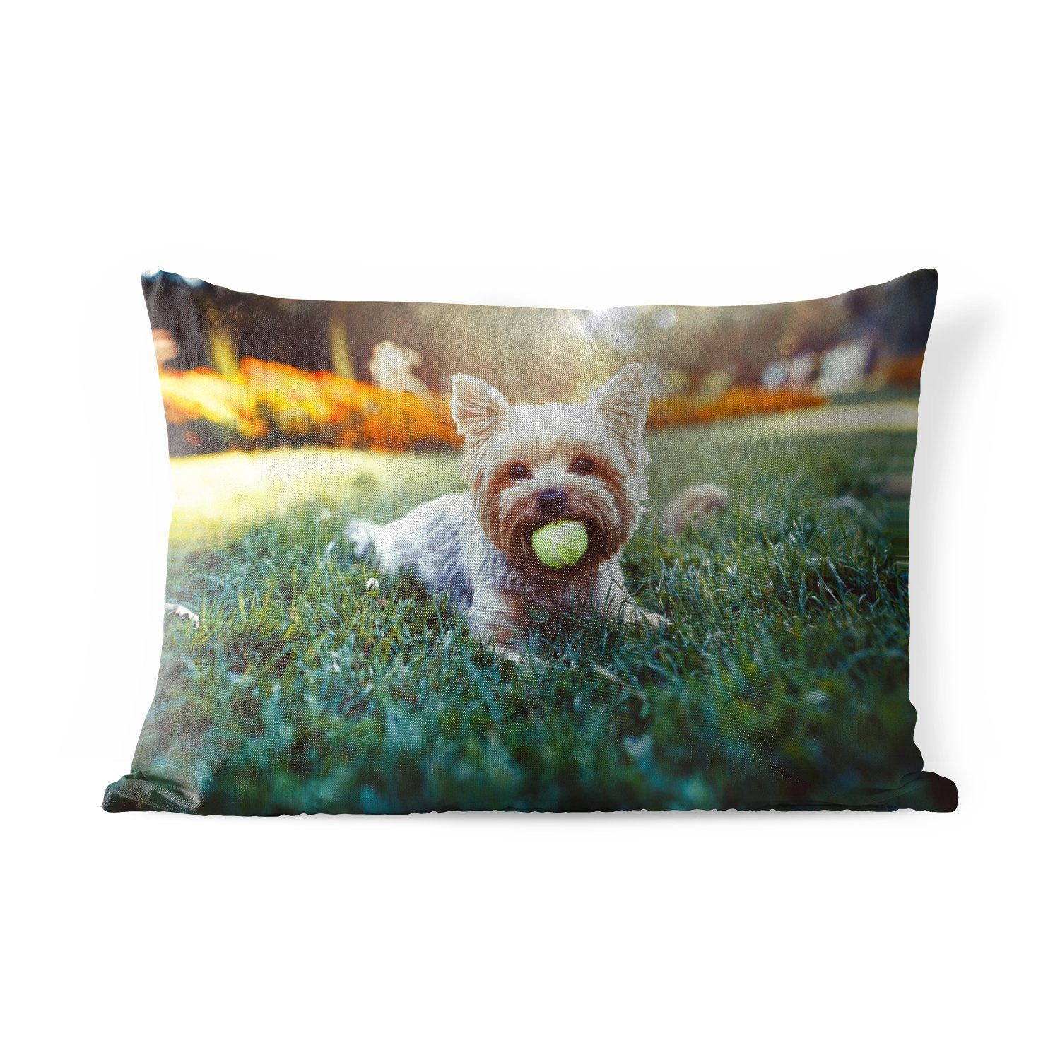 MuchoWow Dekokissen Yorkshire Terrier liegt im Gras mit einem Tennisball im Maul, Outdoor-Dekorationskissen, Polyester, Dekokissenbezug, Kissenhülle