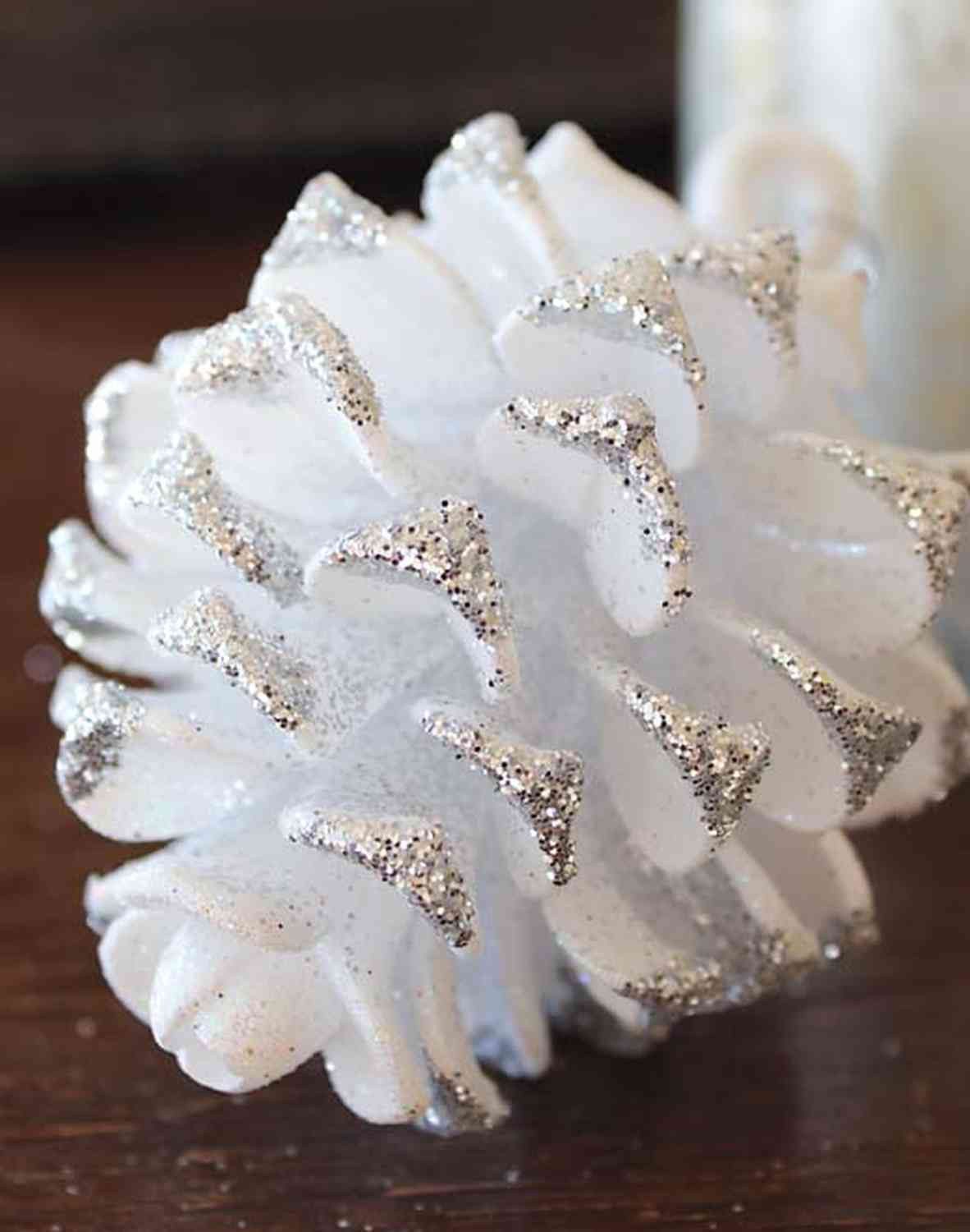 INNA-Glas Christbaumschmuck Acryl Hänger Tannenzapfen CATHARINA, Glitzer, weiß-Silber, 9cm, Ø7cm