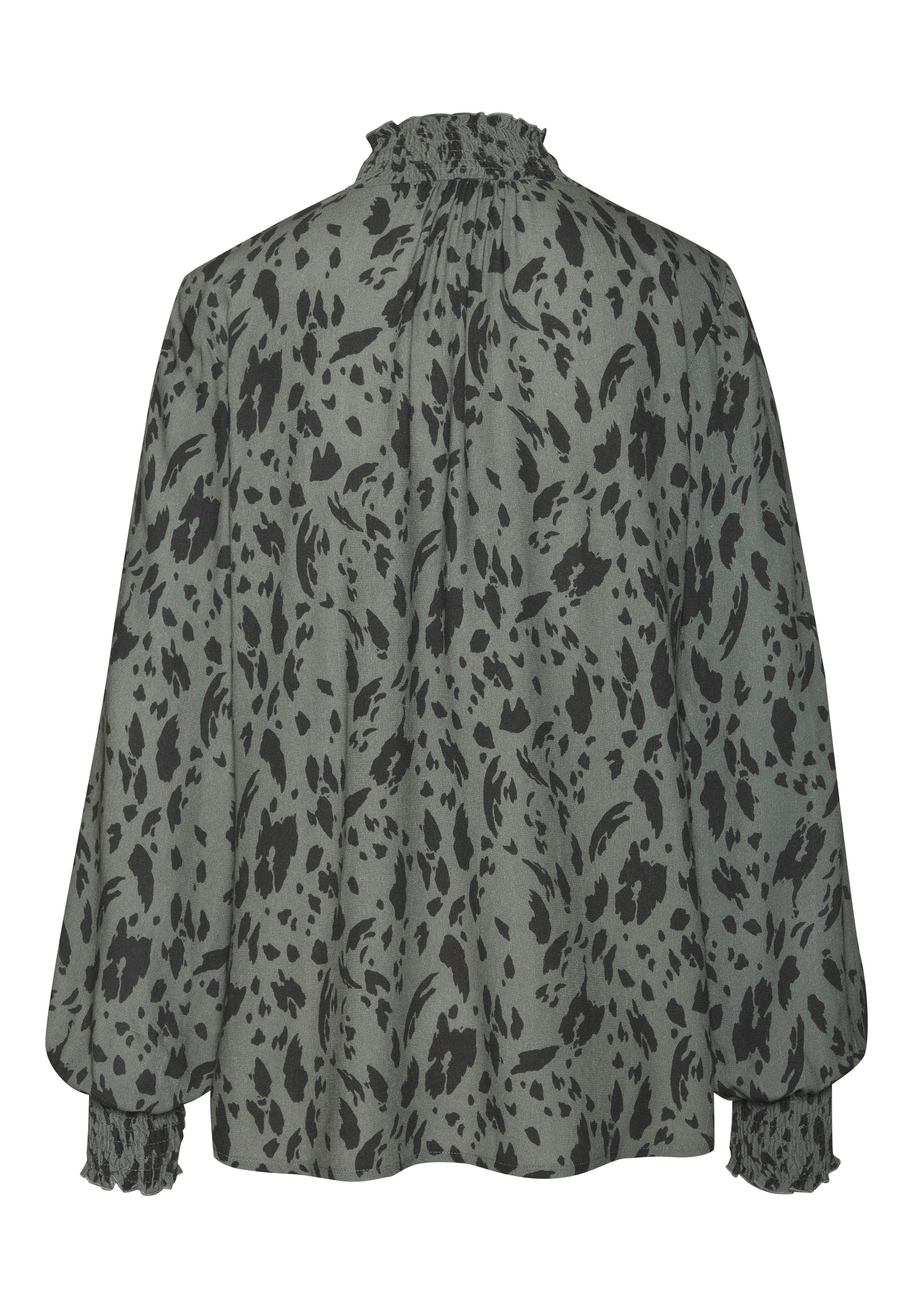 LASCANA Langarmbluse mit gesmoktem Stehkragen und Animalprint Blusenshirt in Leo-Optik, elegante Druckbluse, lockere Bluse, modisch – Bild 4 von 5