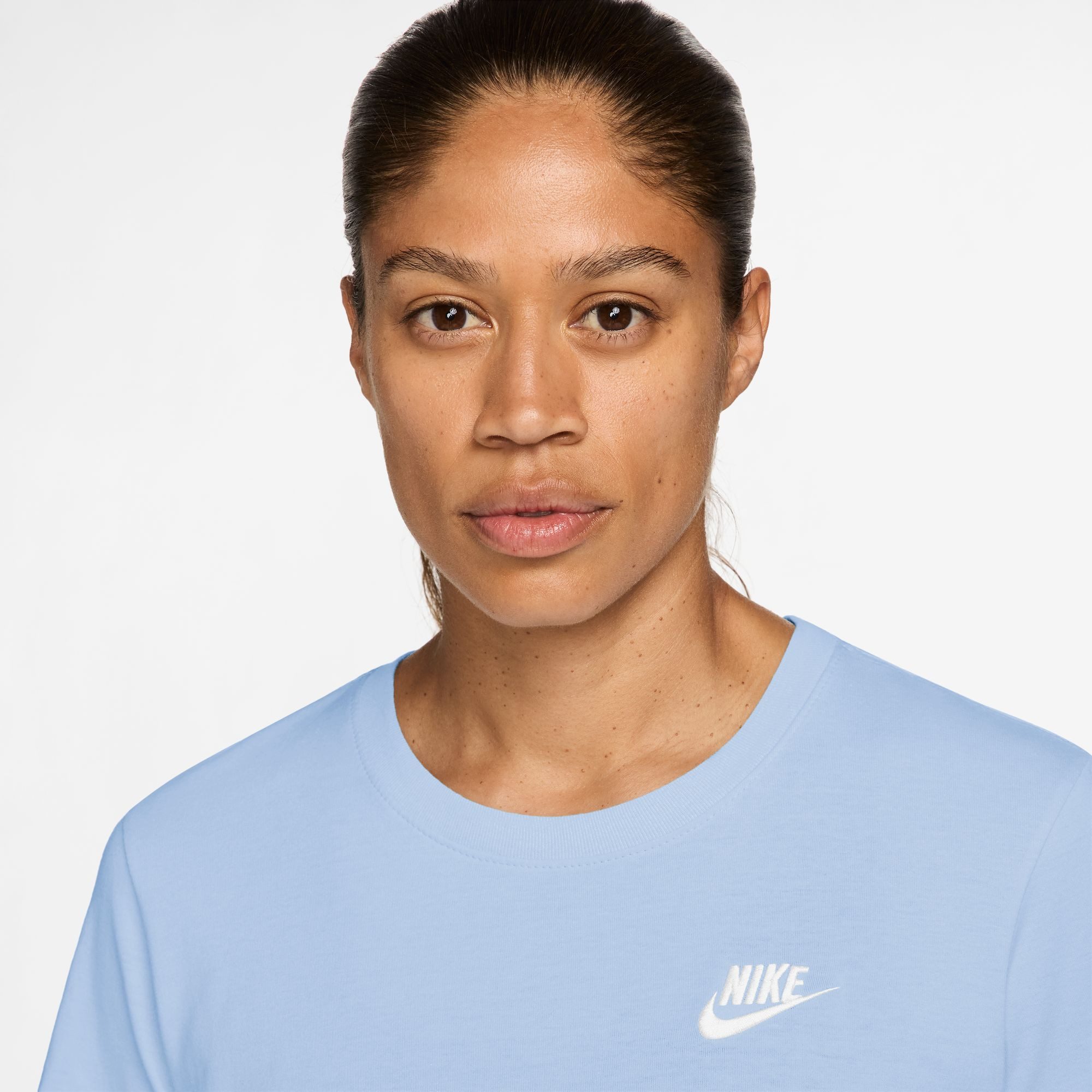 Nike Sportswear T-Shirt W NSW CLUB SS TEE mit leicht abgerundetem Saum, aus Baumwolle in Jersey-Qualität