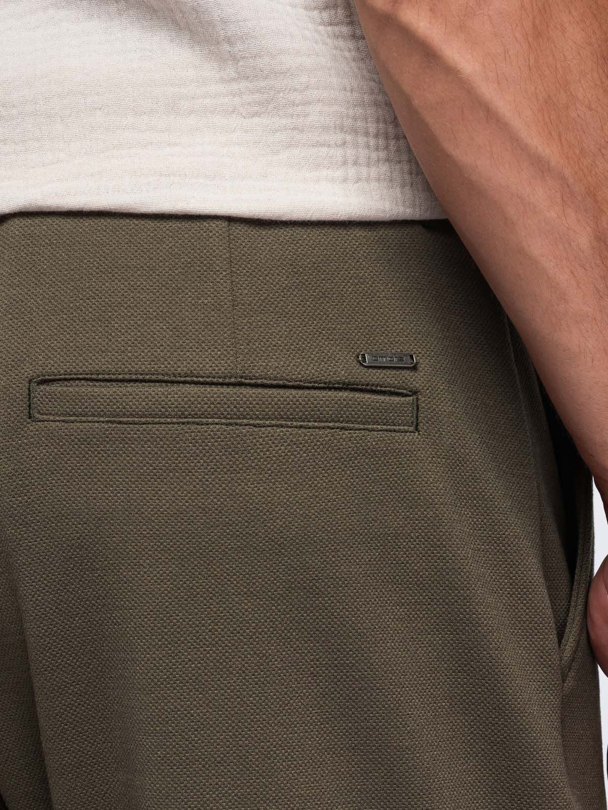 OMBRE Chinoshorts Herren Chino-Shorts mit elastischem Bund Oliv M (kein Set, 1-tlg) in Unifarbe – Bild 5 von 5