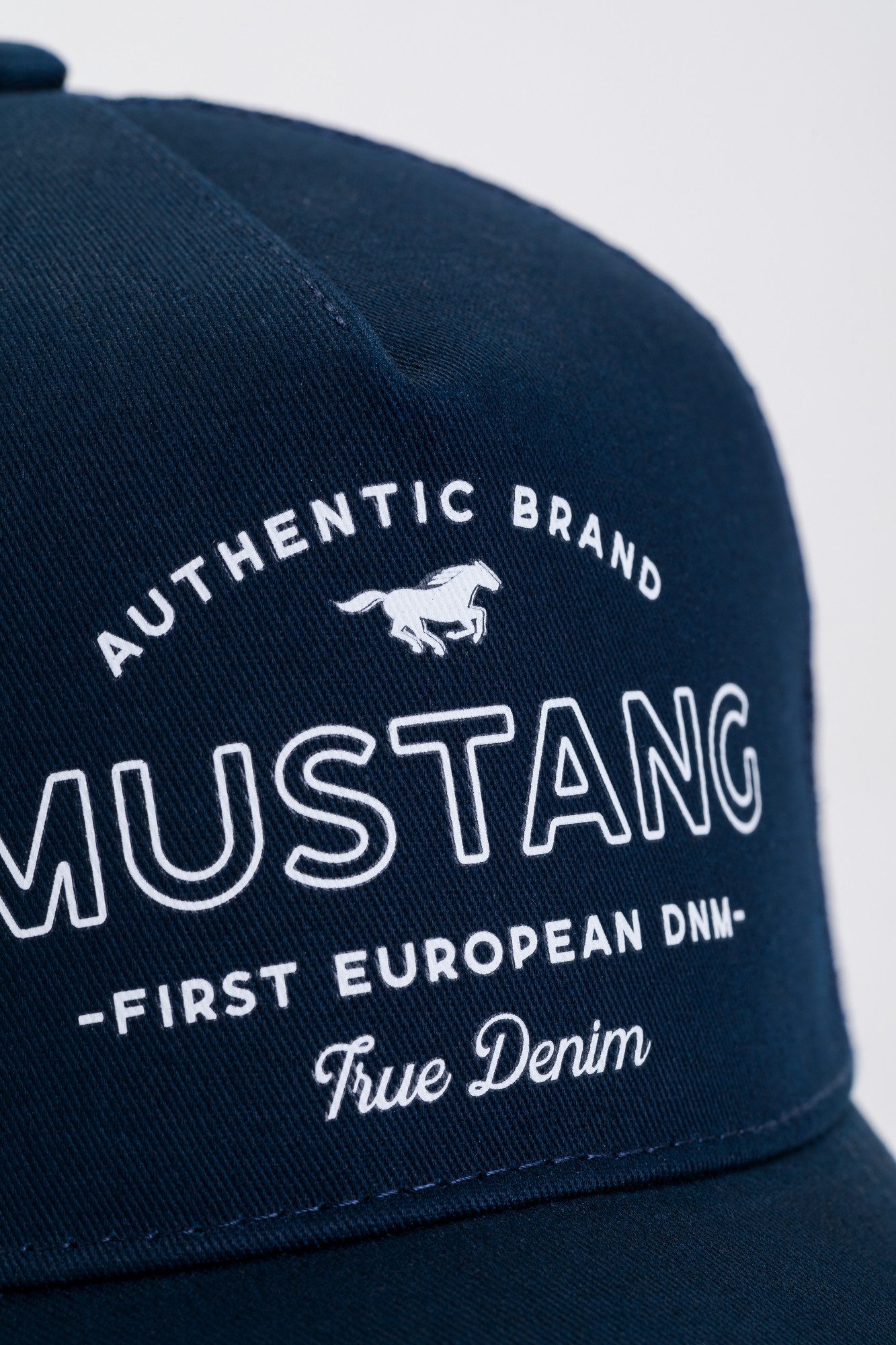 MUSTANG Baseball Cap "Taylor" (1-St) gerundeter Schirm, Größenverstellbar, Markenlogo vorne