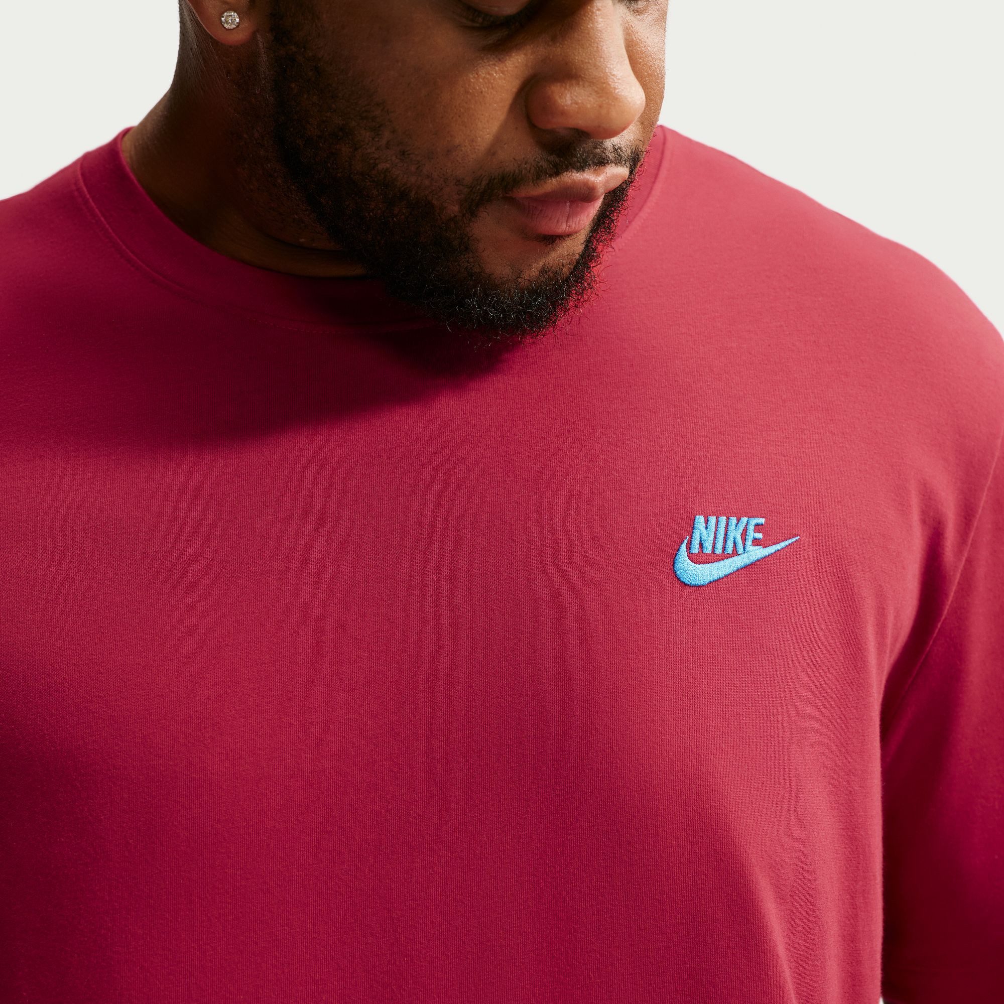 Nike Sportswear T-Shirt M NSW CLUB TEE mit Logostickerei auf der Brust, aus Jersey-Material, Regular Fit