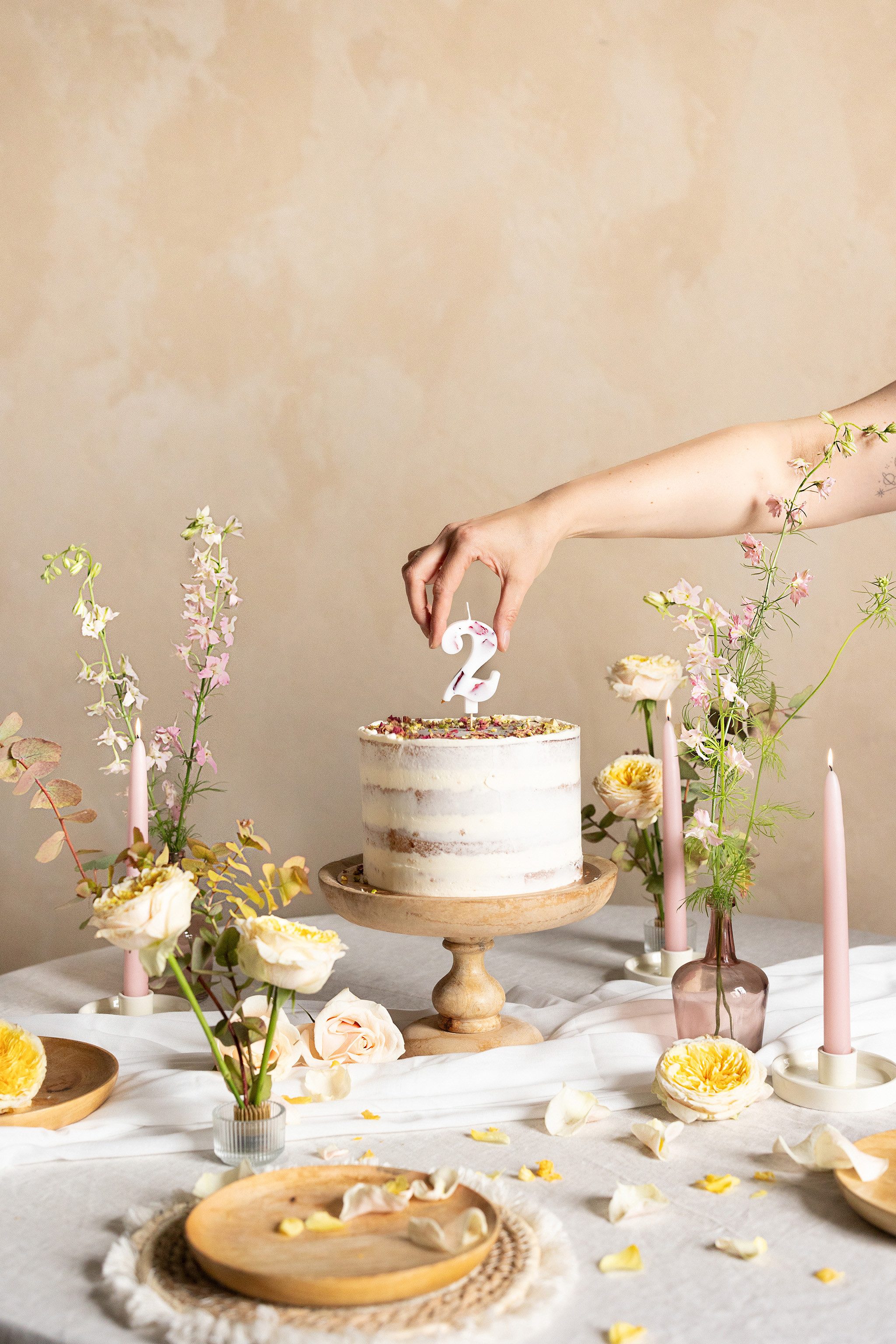 partydeco Geburtstagskerze, Geburtstagskerze Zahl 2 mit Rosenblättern 8cm W günstig online kaufen