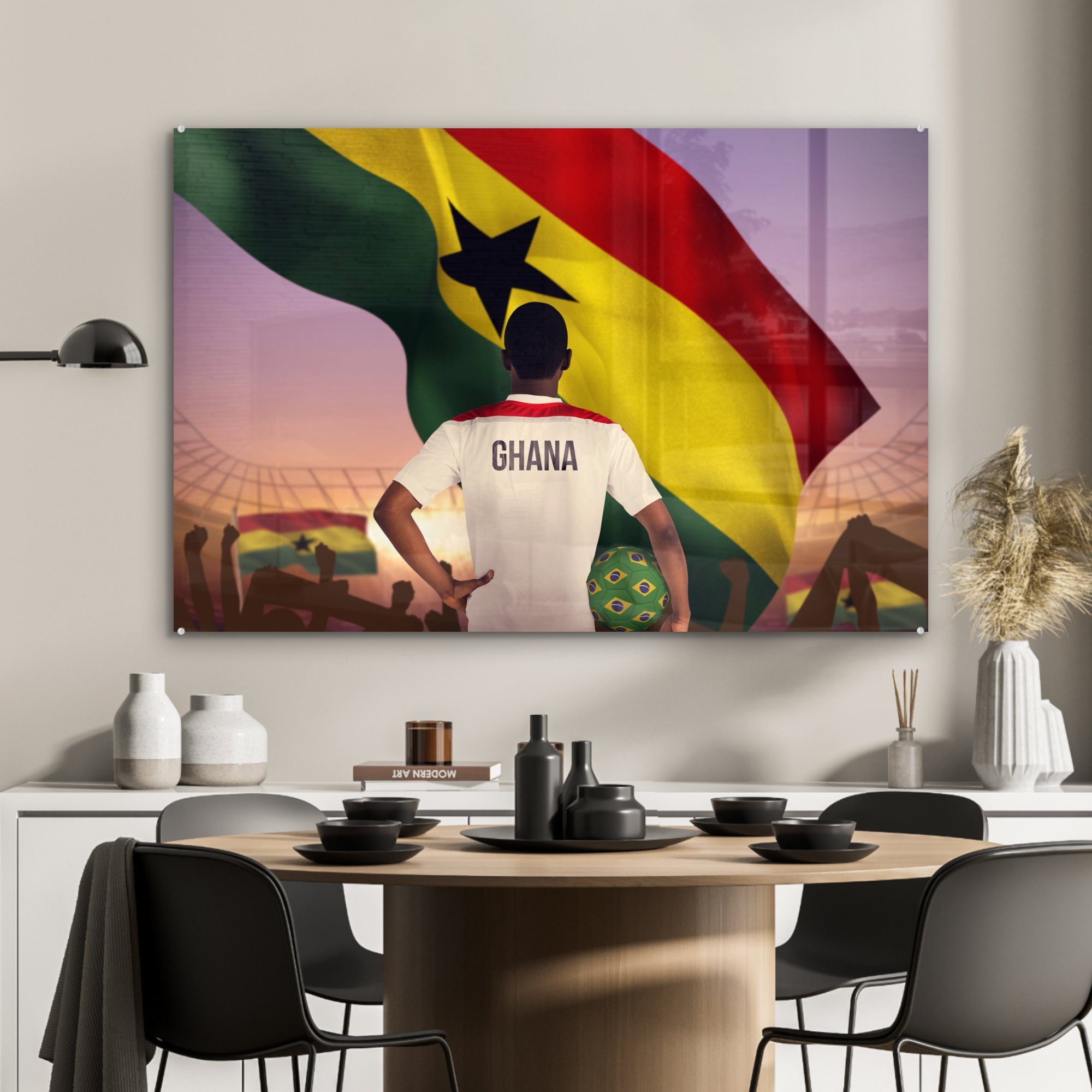 MuchoWow Acrylglasbilder vor Fußballer steht Wohnzimmer & (1 Acrylglasbild Flagge, St), der ghanaischen Schlafzimmer