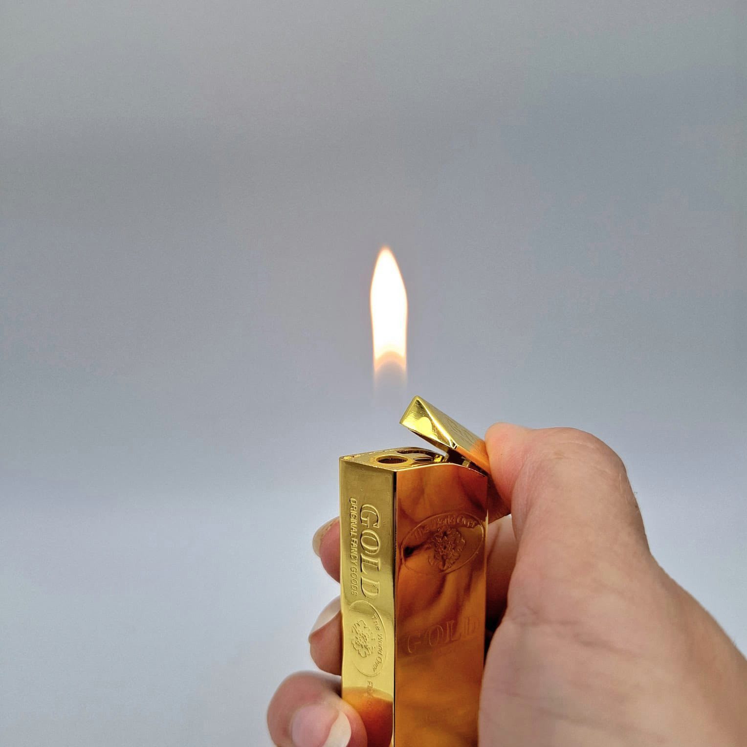 meytrade Feuerzeug Goldbarren Mehrwegfeuerzeug in einer Geschenkbox verpackt, nachfüllbares Feuerzeug in Goldbarren Optik