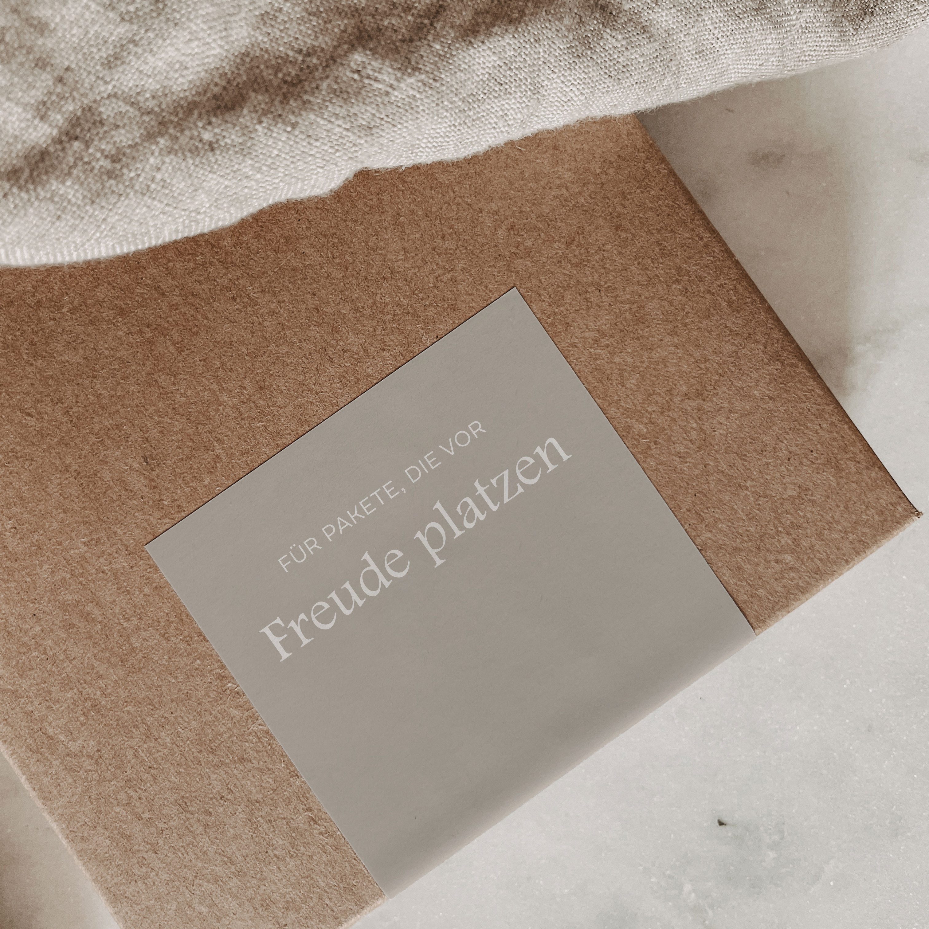 NORDEULE Aufkleber Für Pakete die vor Freude platzen, (10tlg), Verschlussetiketten für Geschenke Pakete Briefpost Verpackung