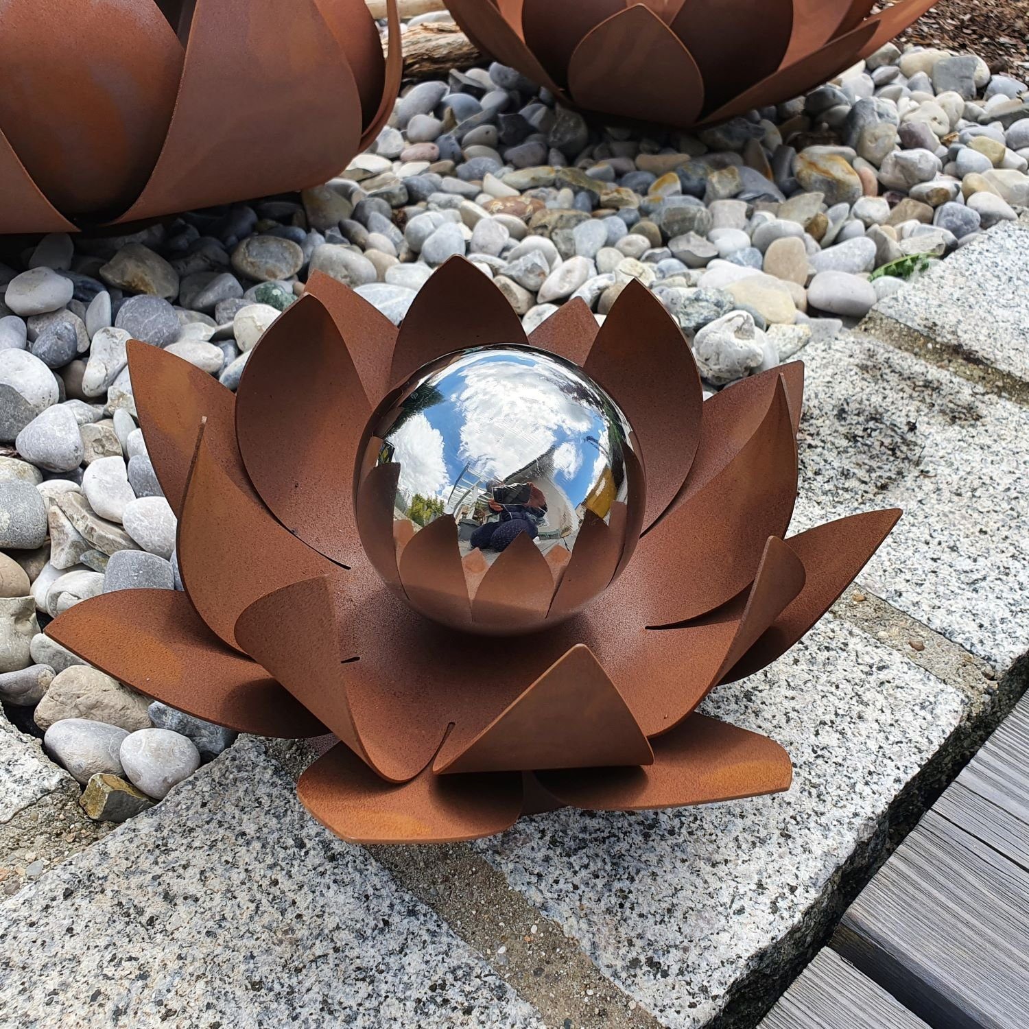 Ferrum Design Art Edelrost Gartenfigur Seerose mit Edelstahlkugel -