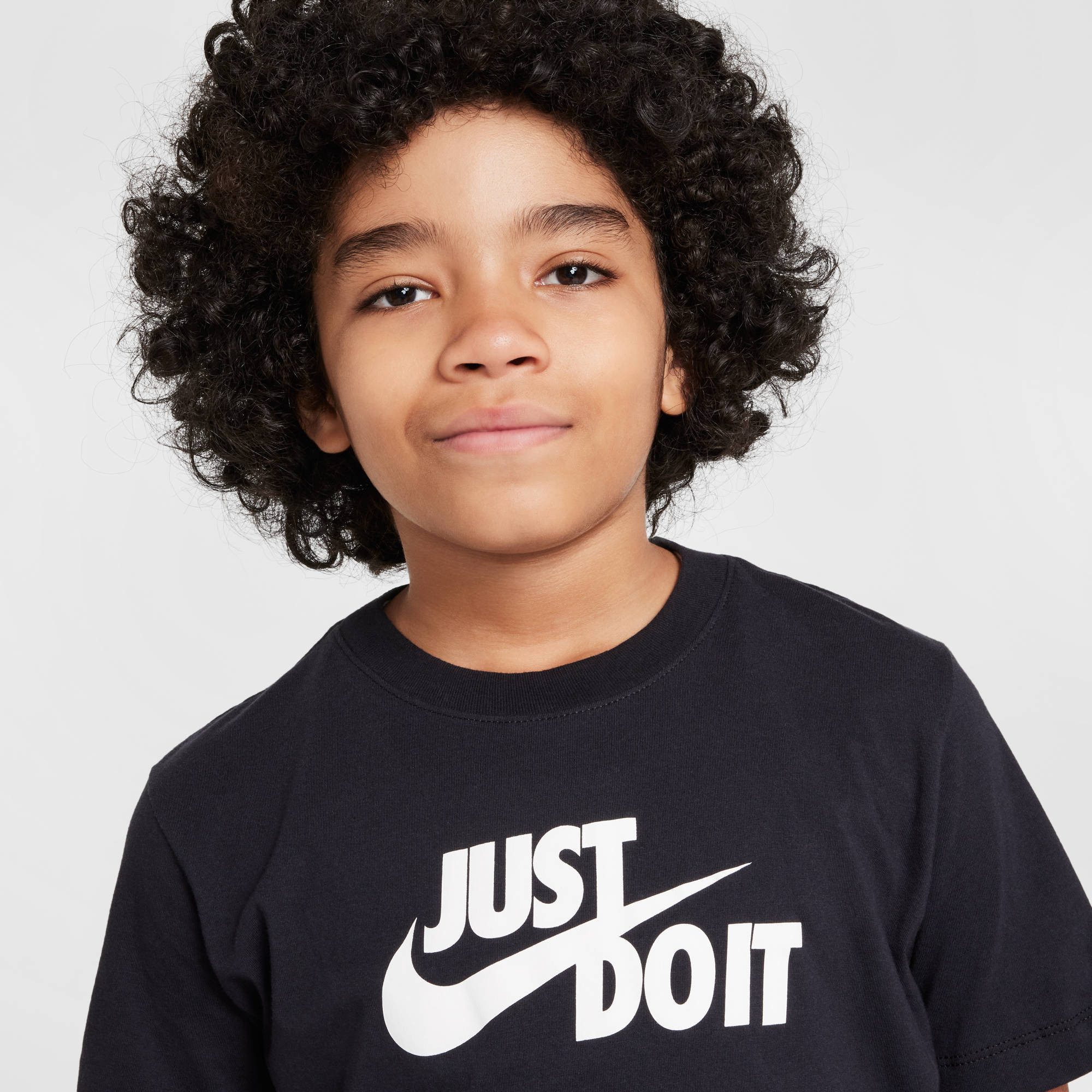 Nike Sportswear T-Shirt Nike Sportswear Big Kids' T-Shirt Rundhalsausschnitt, aus Baumwolle, klassische Passform