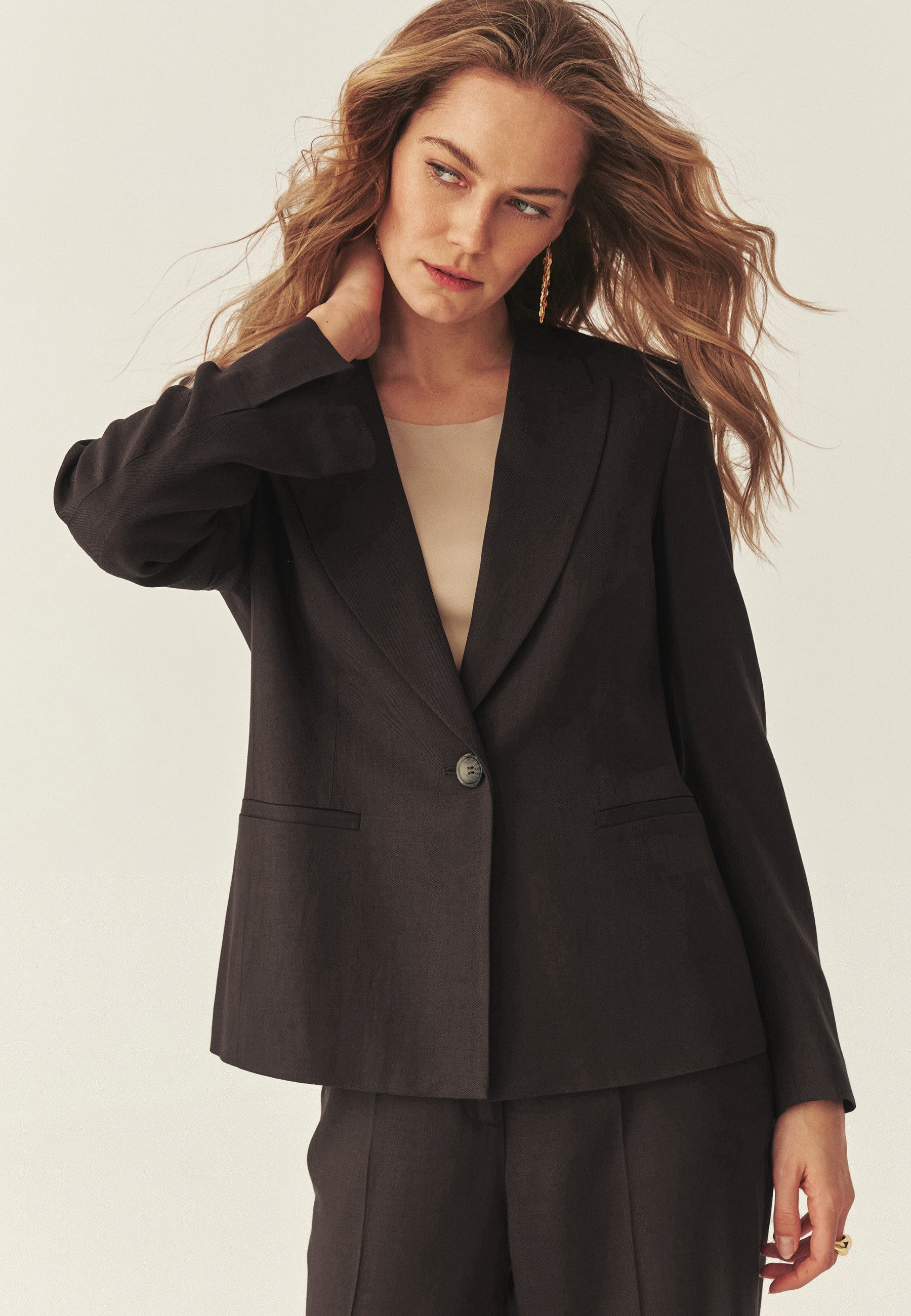 TATUUM Longblazer Braune Jacke Mit Einem Klassescut - Mezaria