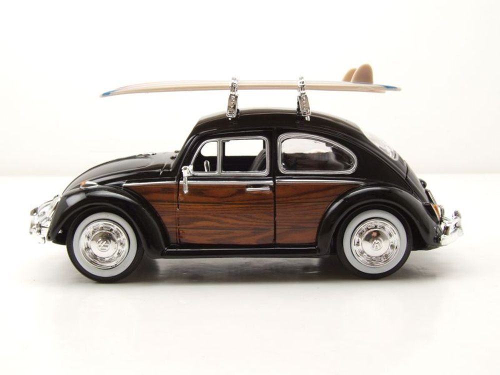 Motormax Modellauto VW Käfer mit Surfbrettern schwarz braun, Maßstab 1:24