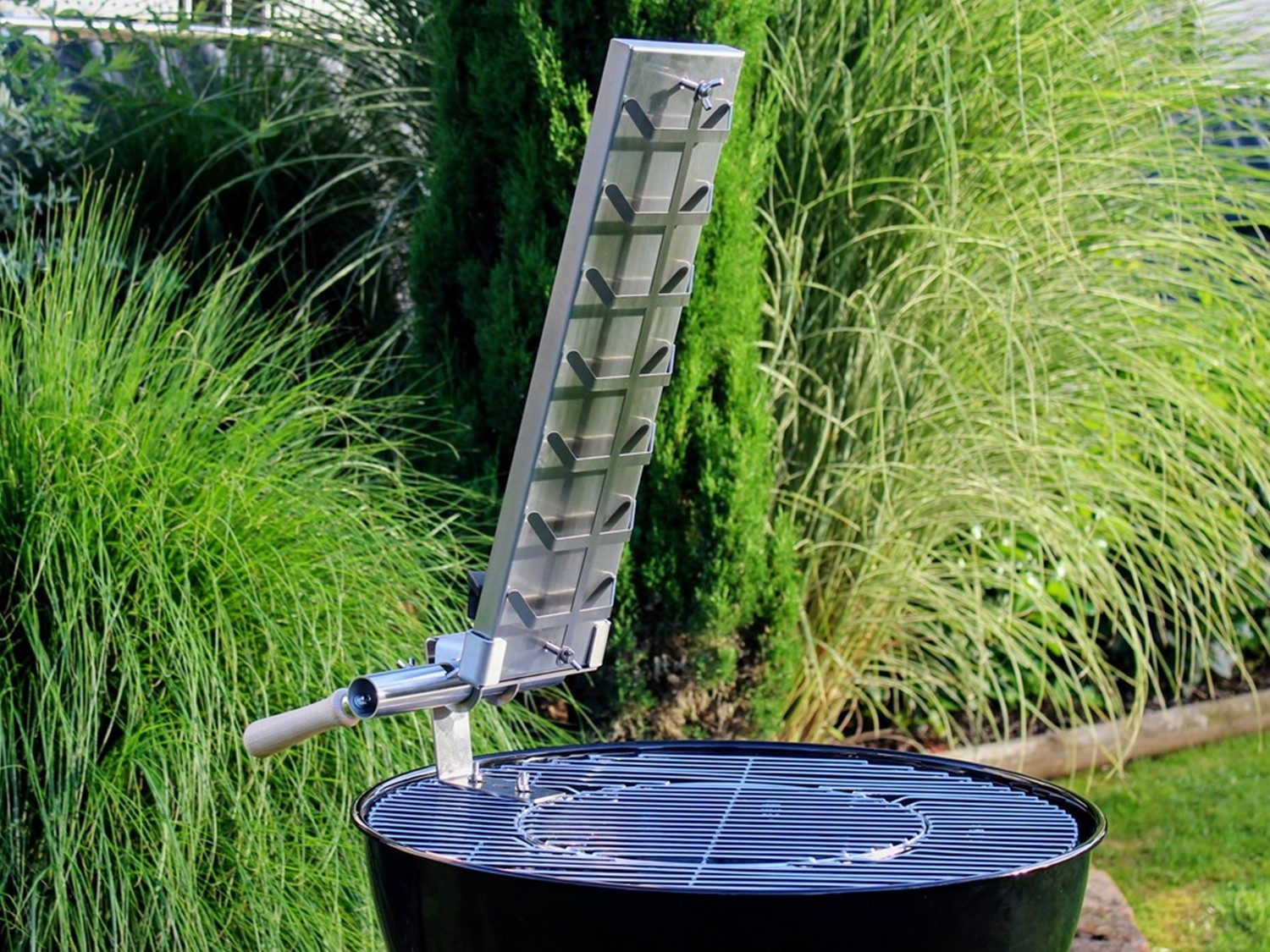 Schilling Fischgrilltechnik Grillguthalter Holzkohlegrill Blech kleine Roste für Flammlachs, Edelstahl & Buche, (Komplettset, Halterung, Brett, Schrauben, Griffe, Anleitung + Probegewürz), Flammlachsblech für Grillroste - Lachs Grillen auf Edelstahlblech