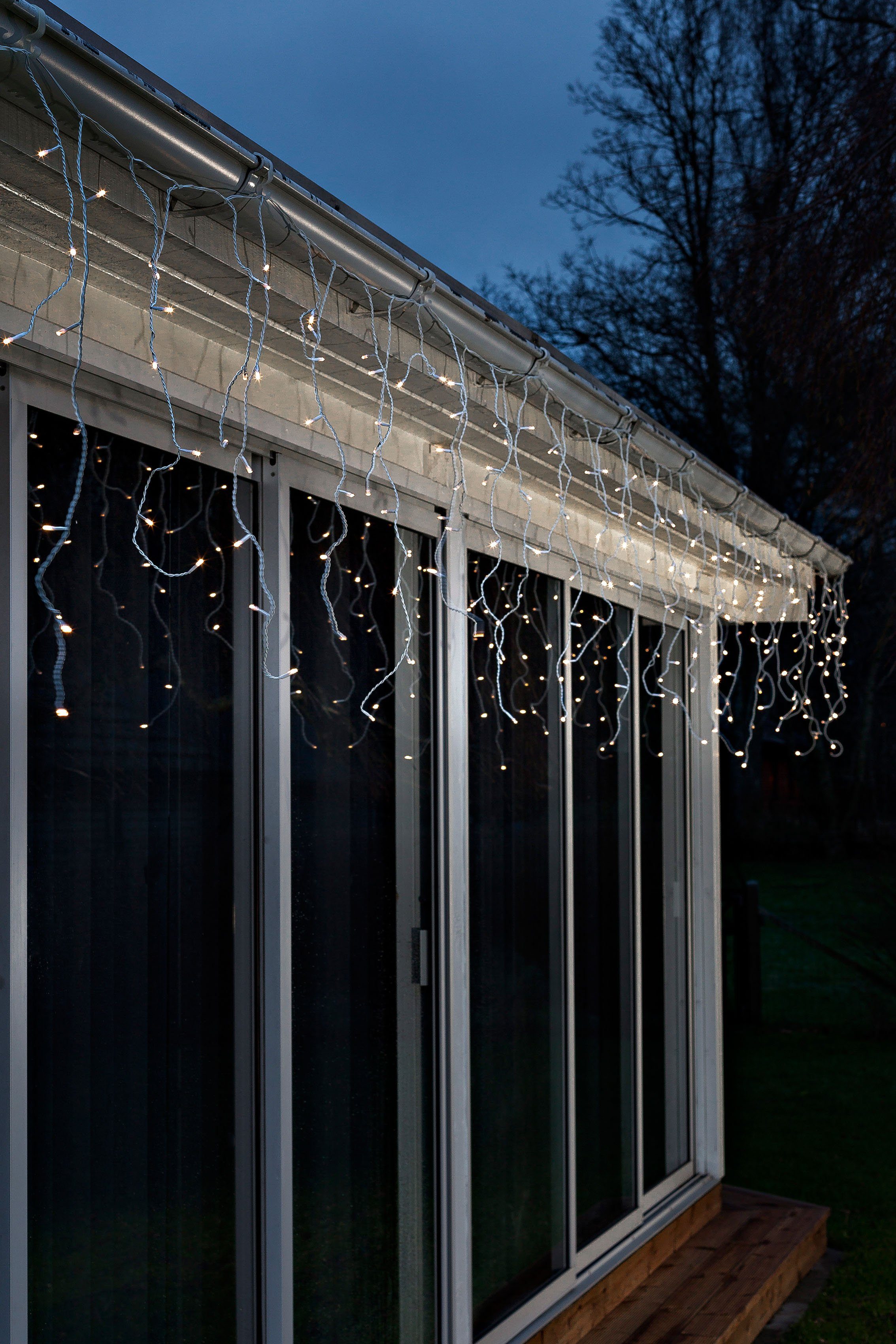 KONSTSMIDE LED-Lichtervorhang Weihnachtsdeko aussen, LED Eisregenvorhang, für Außenbereich, batteriebetrieben, weißes Kabel